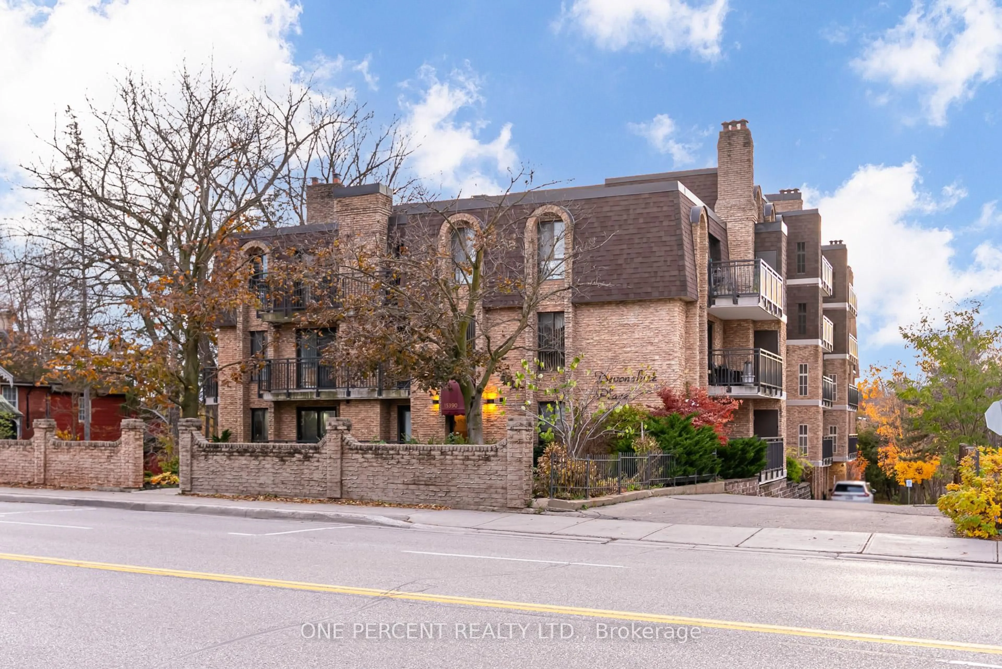 Unknown for 15390 Yonge St #406, Aurora Ontario L4G 1N8