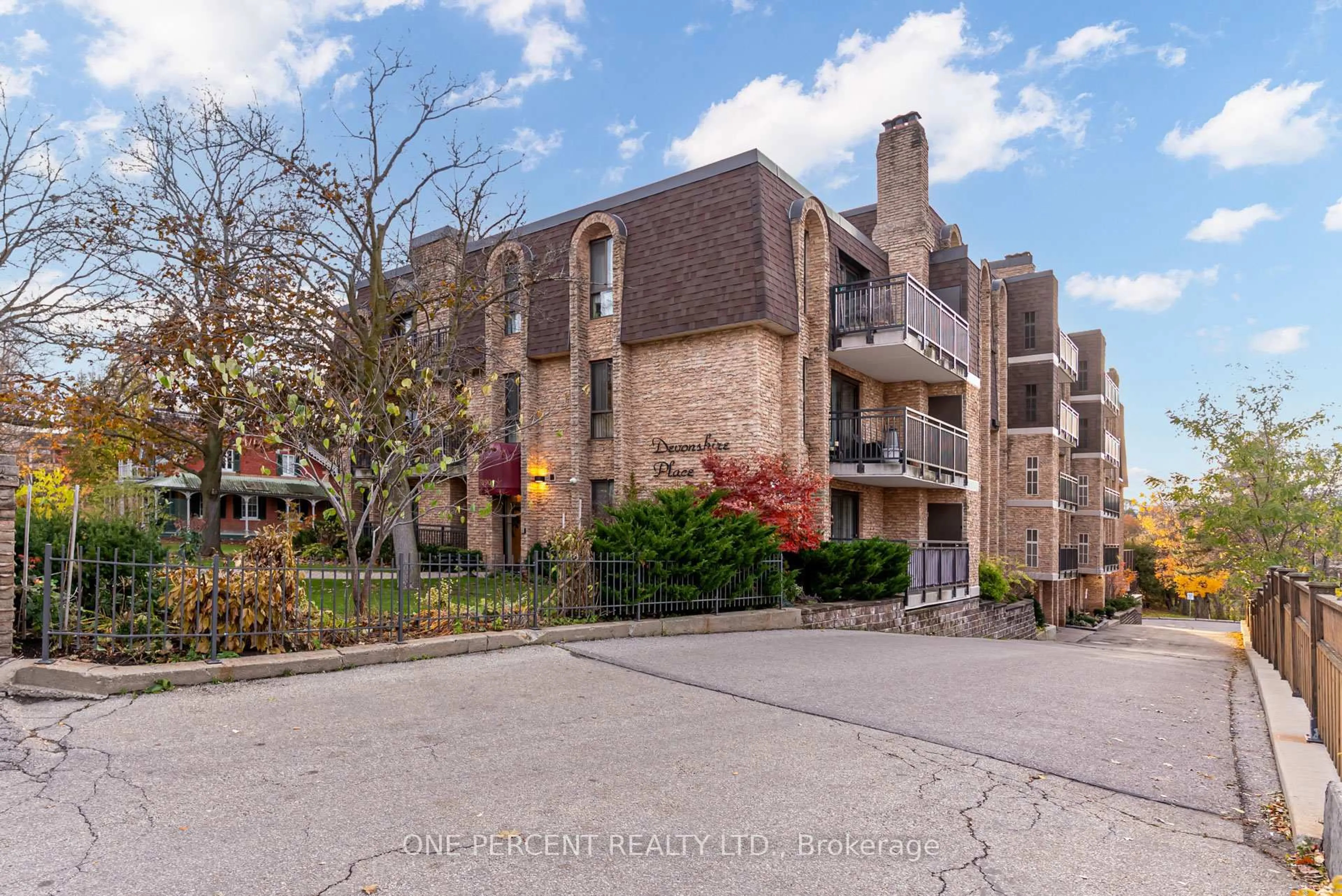 Patio, street for 15390 Yonge St #406, Aurora Ontario L4G 1N8