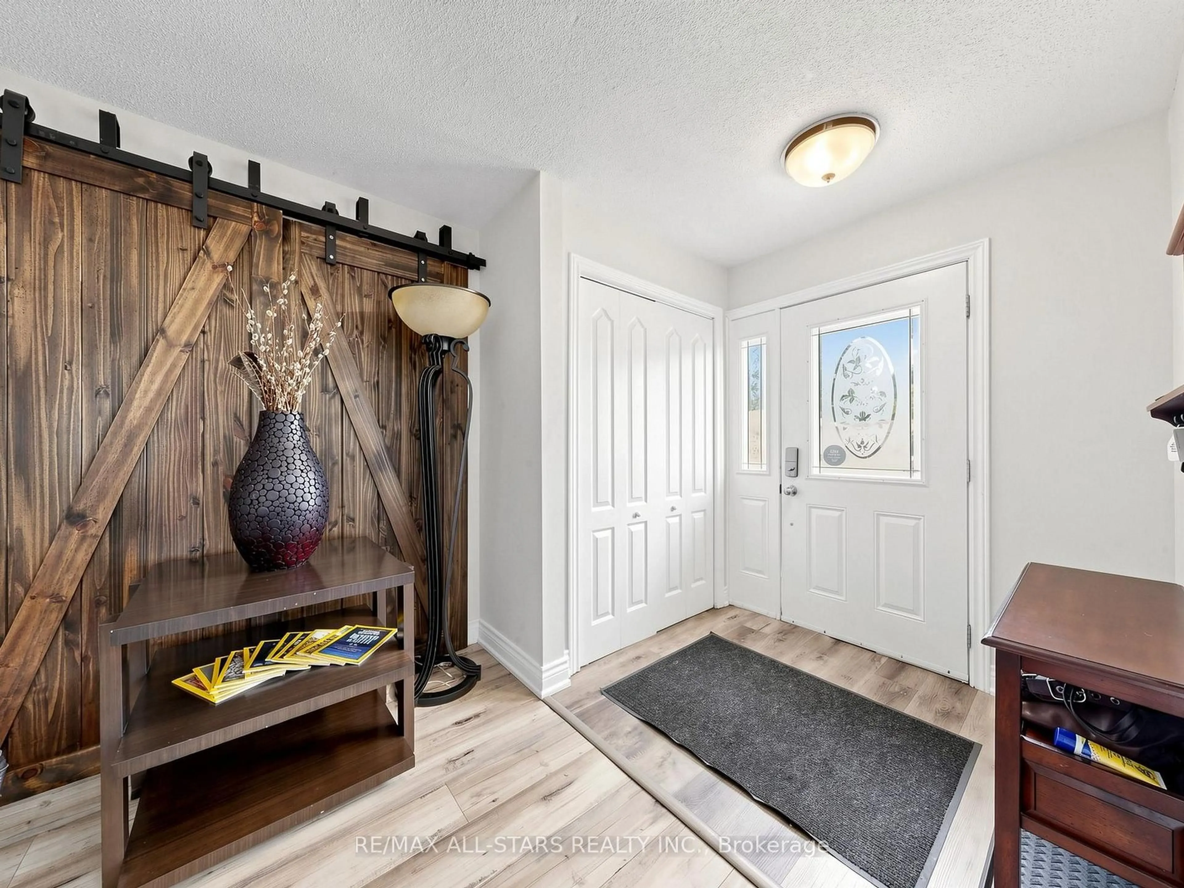 Indoor entryway for 374 Adeline Dr, Georgina Ontario L4P 3C3