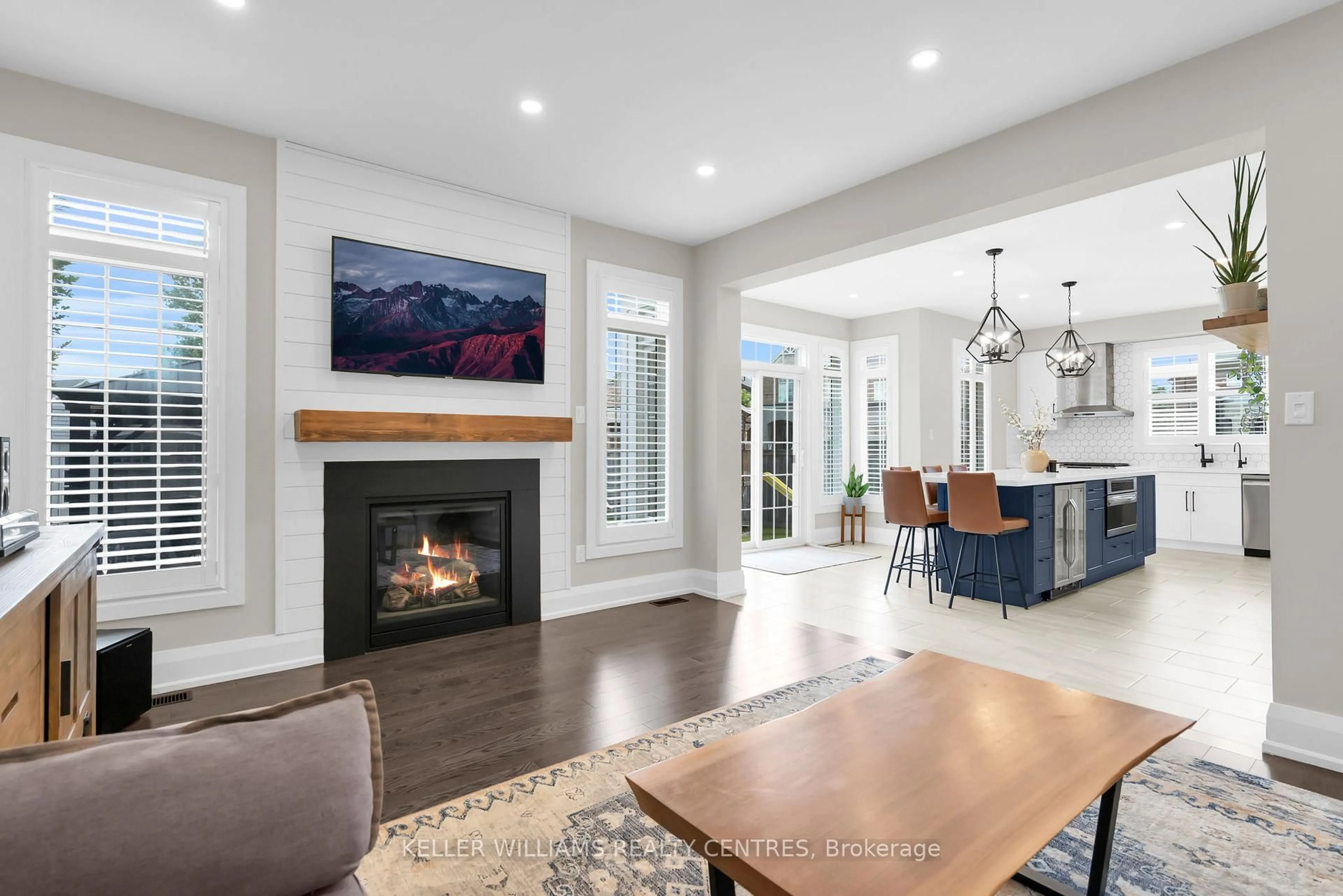 Open concept kitchen, unknown for 2 Jewelwing Crt, Bradford West Gwillimbury Ontario L4L 2K1