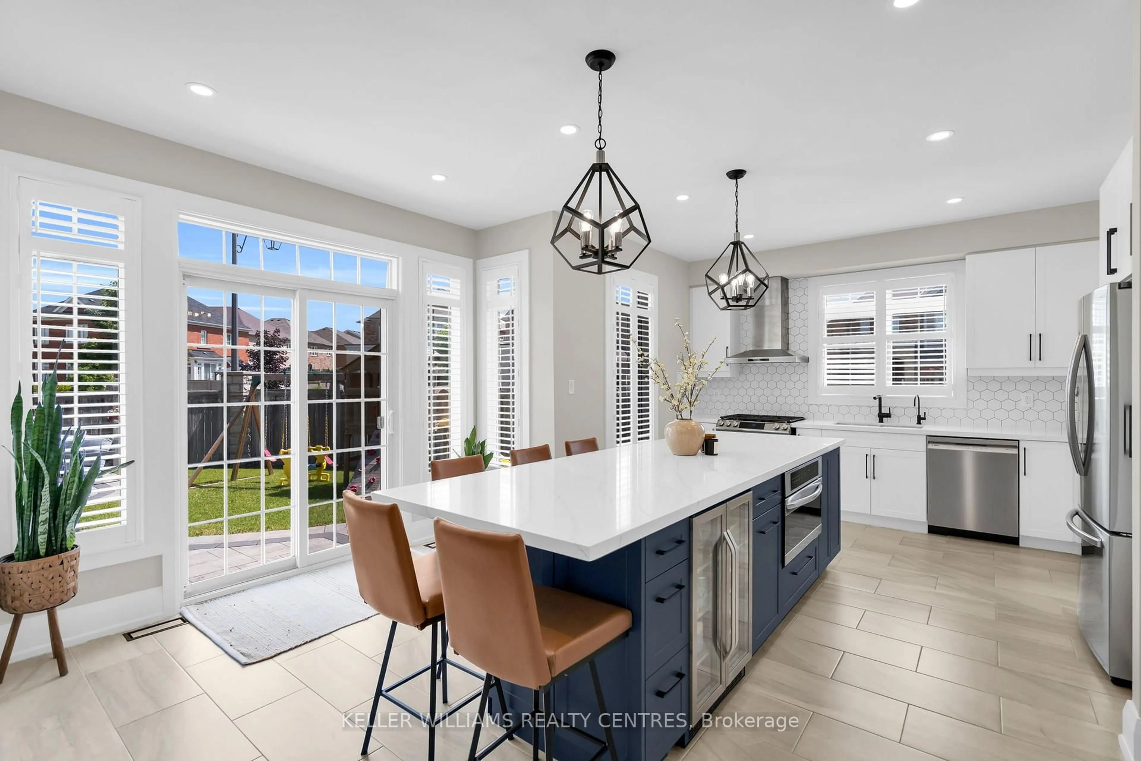 Open concept kitchen, ceramic/tile floor for 2 Jewelwing Crt, Bradford West Gwillimbury Ontario L4L 2K1