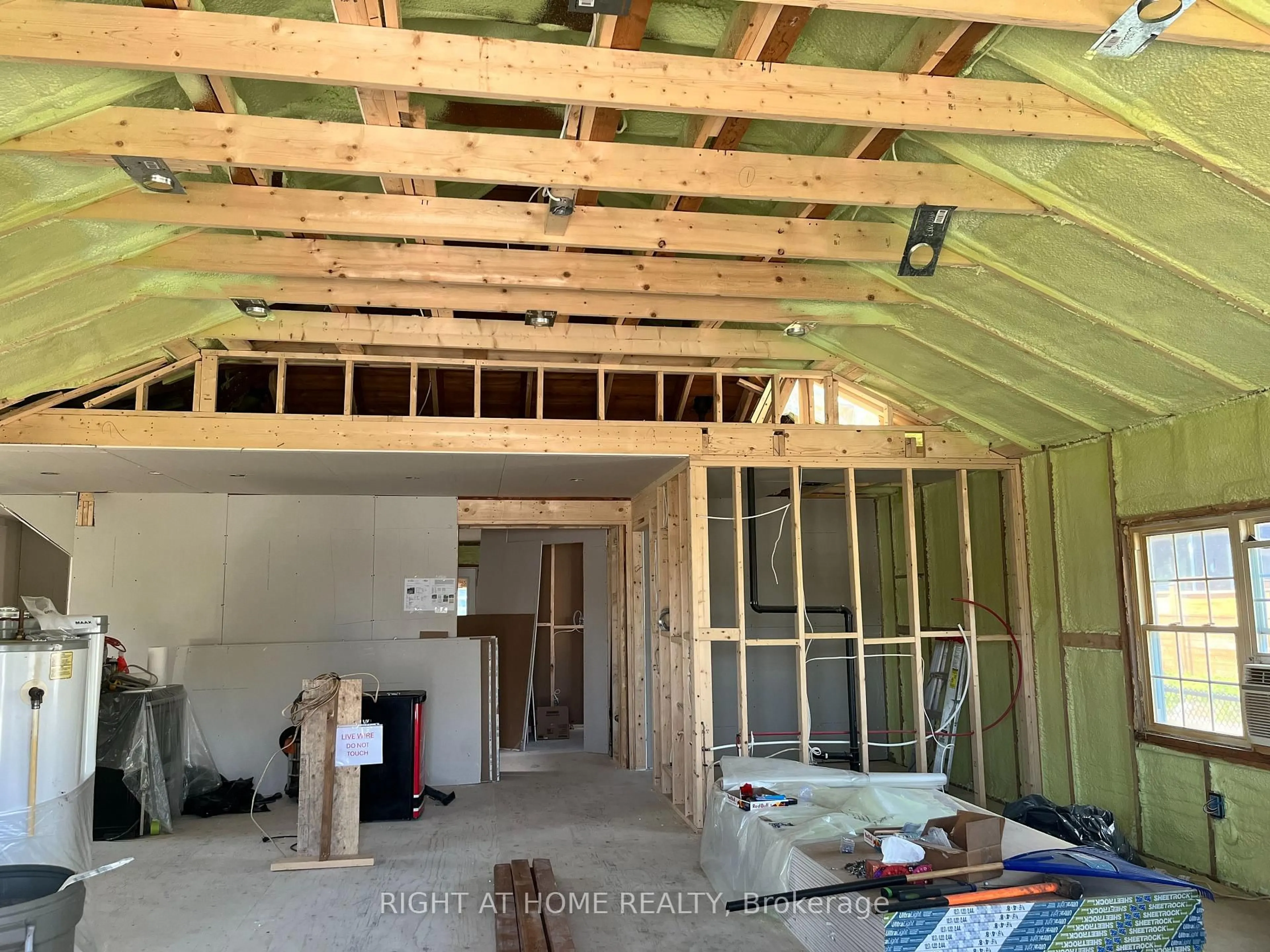 Indoor garage for 412 Limerick Cres, Innisfil Ontario L0L 1K0