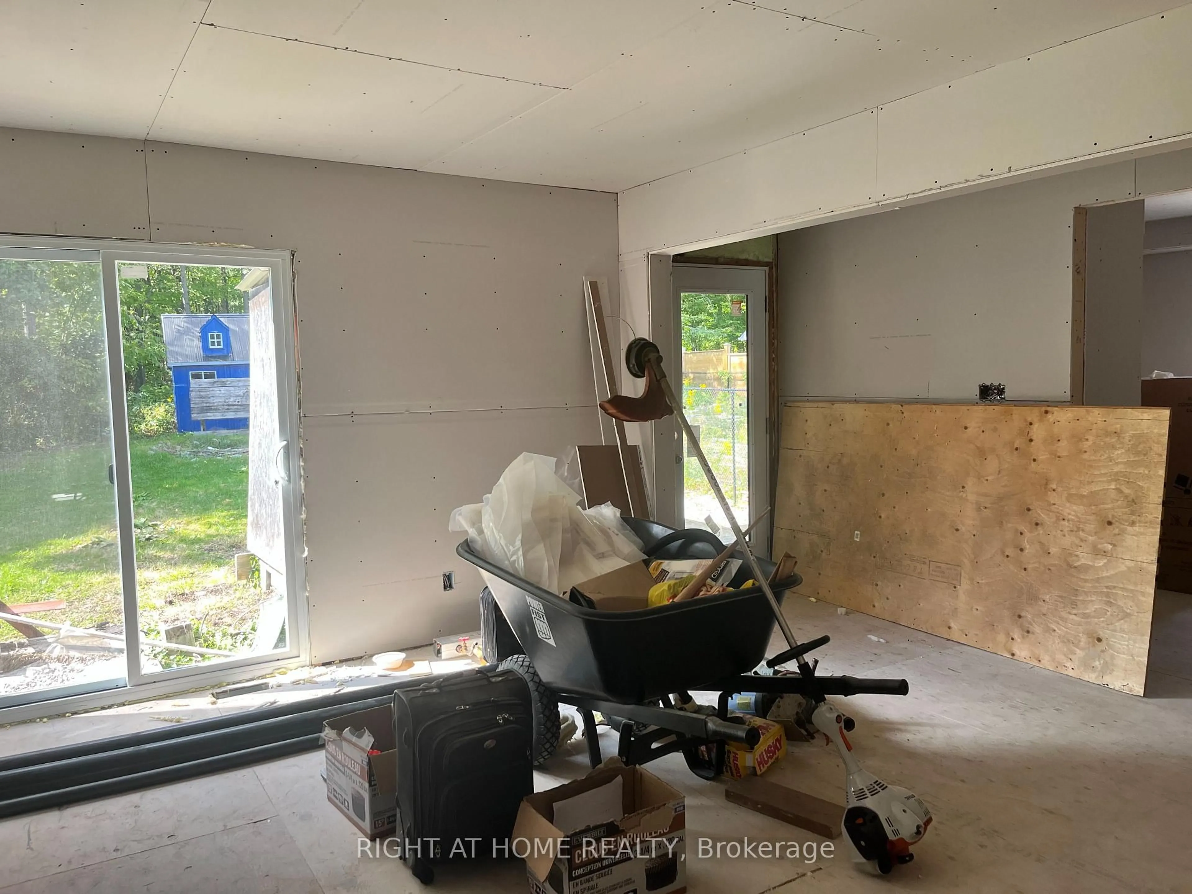 A pic of a room for 412 Limerick Cres, Innisfil Ontario L0L 1K0
