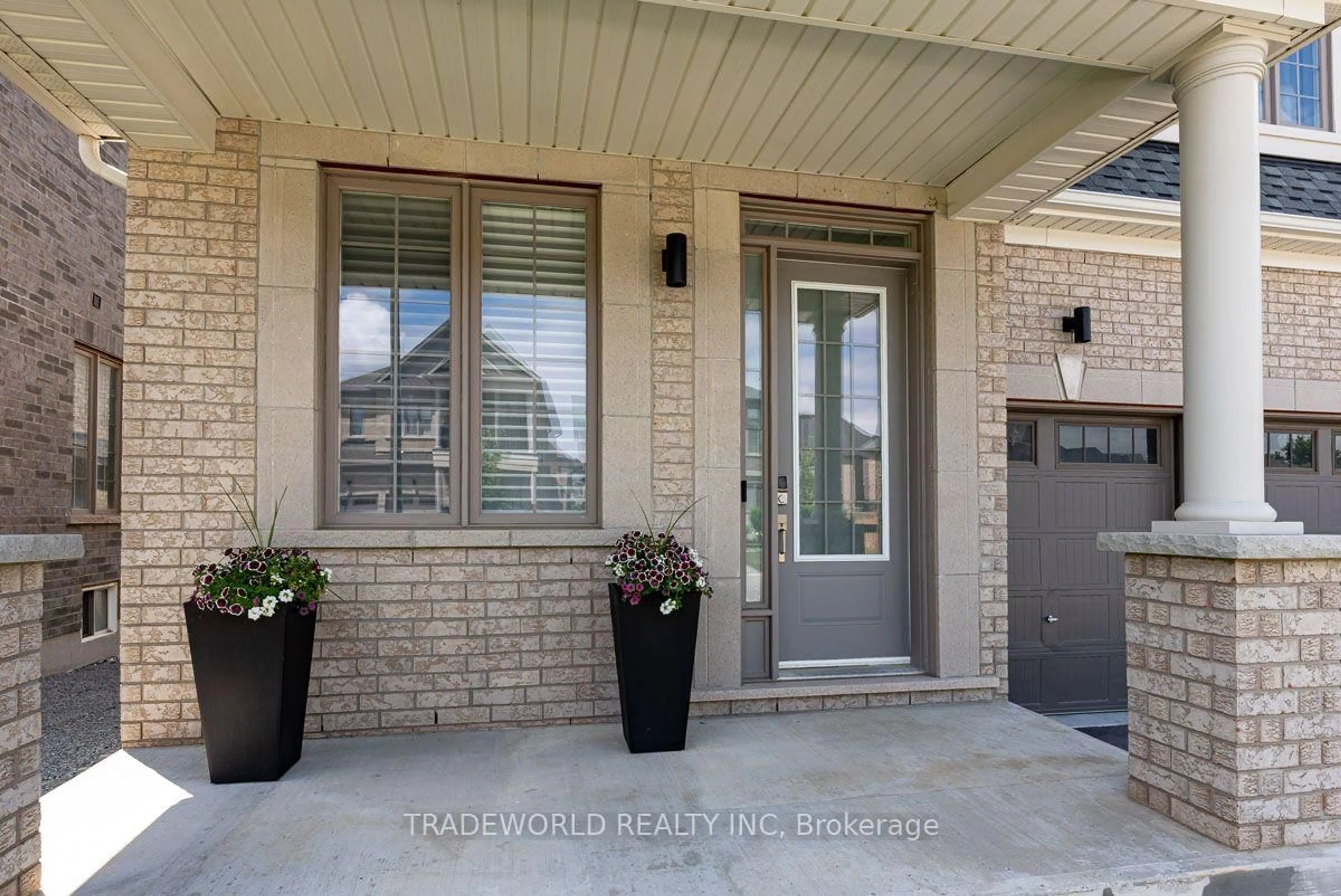 Indoor entryway for 38 Marlene Johnston Dr, East Gwillimbury Ontario L9N 0W7