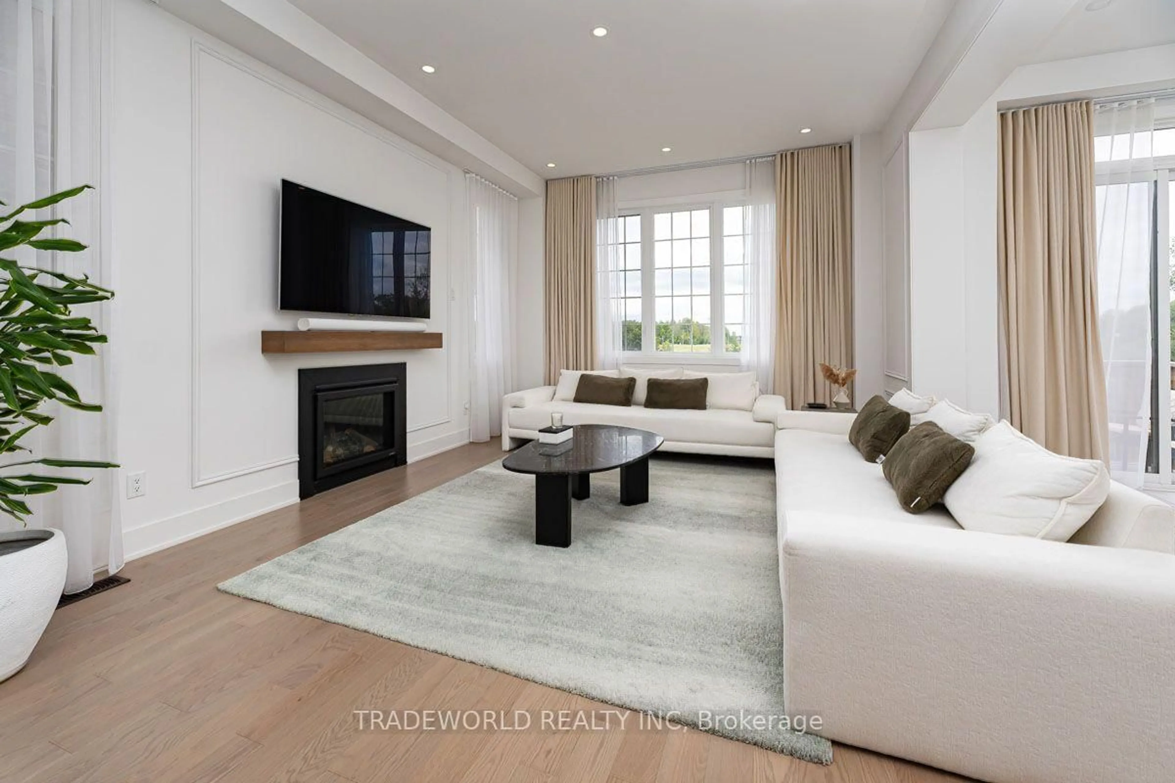 Living room with furniture, unknown for 38 Marlene Johnston Dr, East Gwillimbury Ontario L9N 0W7