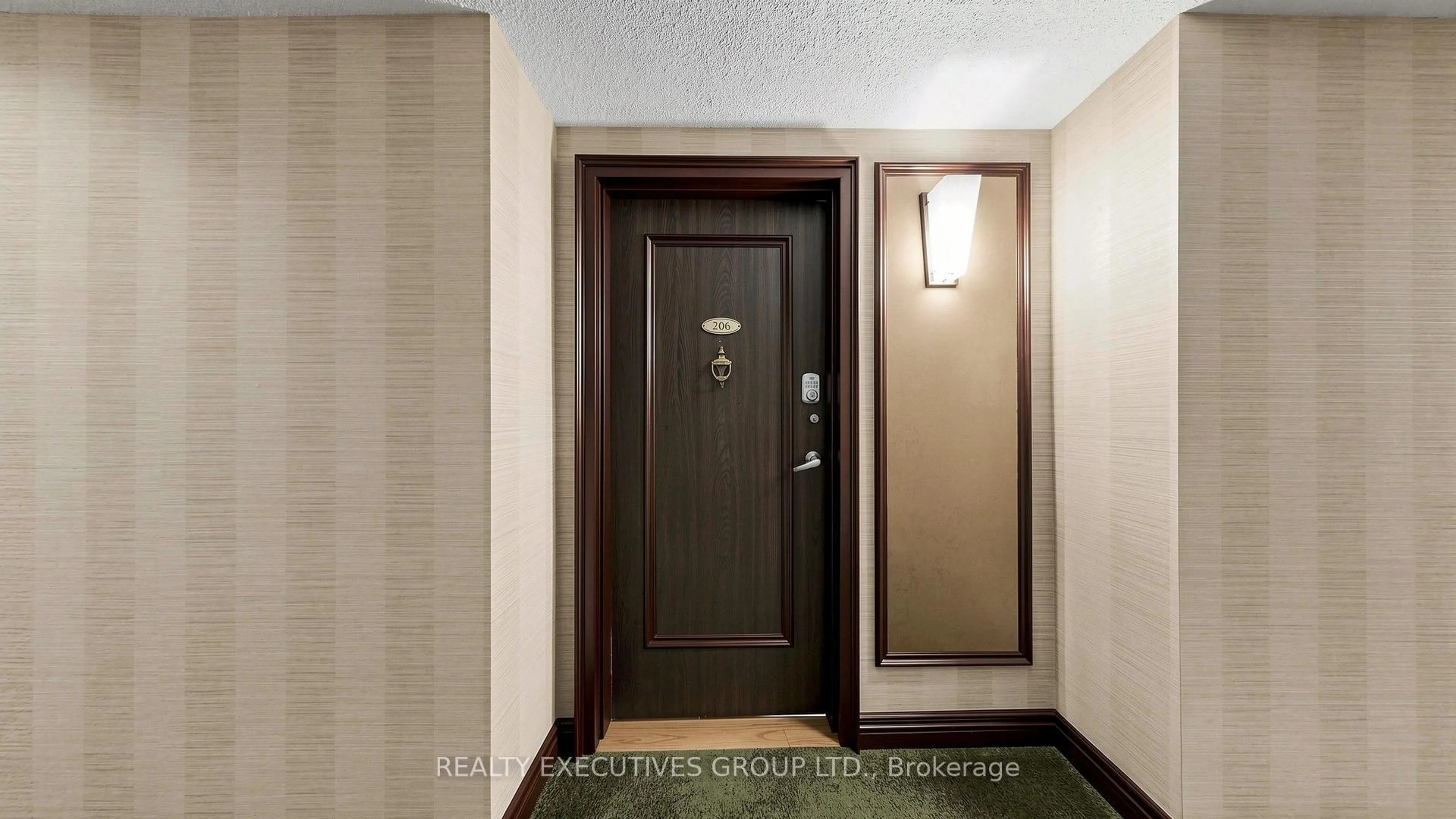 Indoor foyer for 8111 Yonge St #206, Markham Ontario L3T 4V9