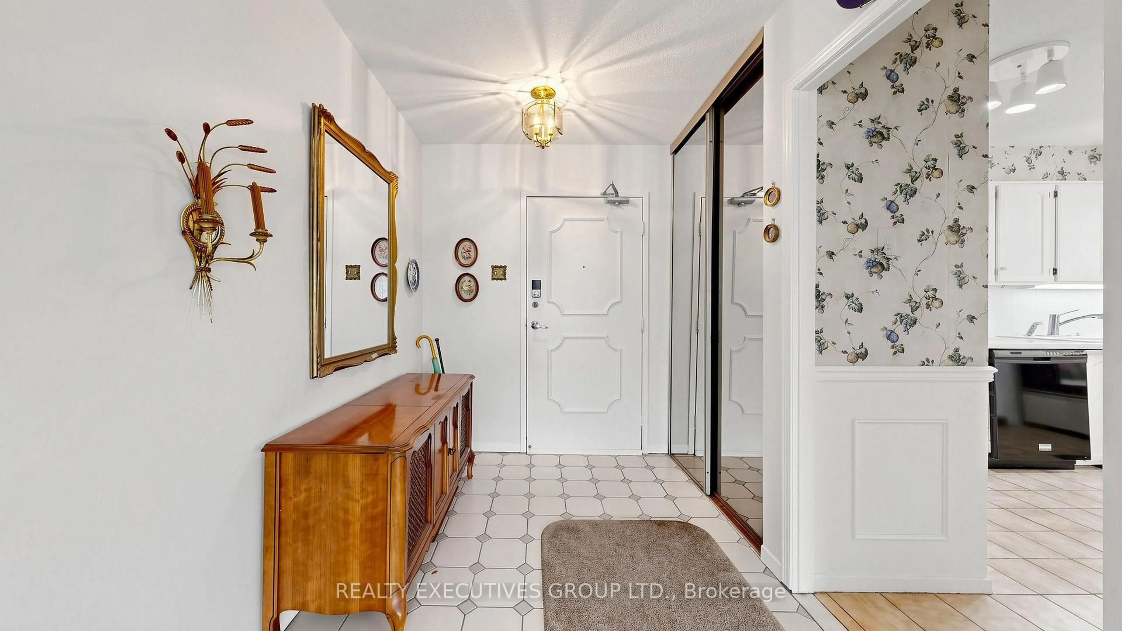 Indoor entryway for 8111 Yonge St #206, Markham Ontario L3T 4V9