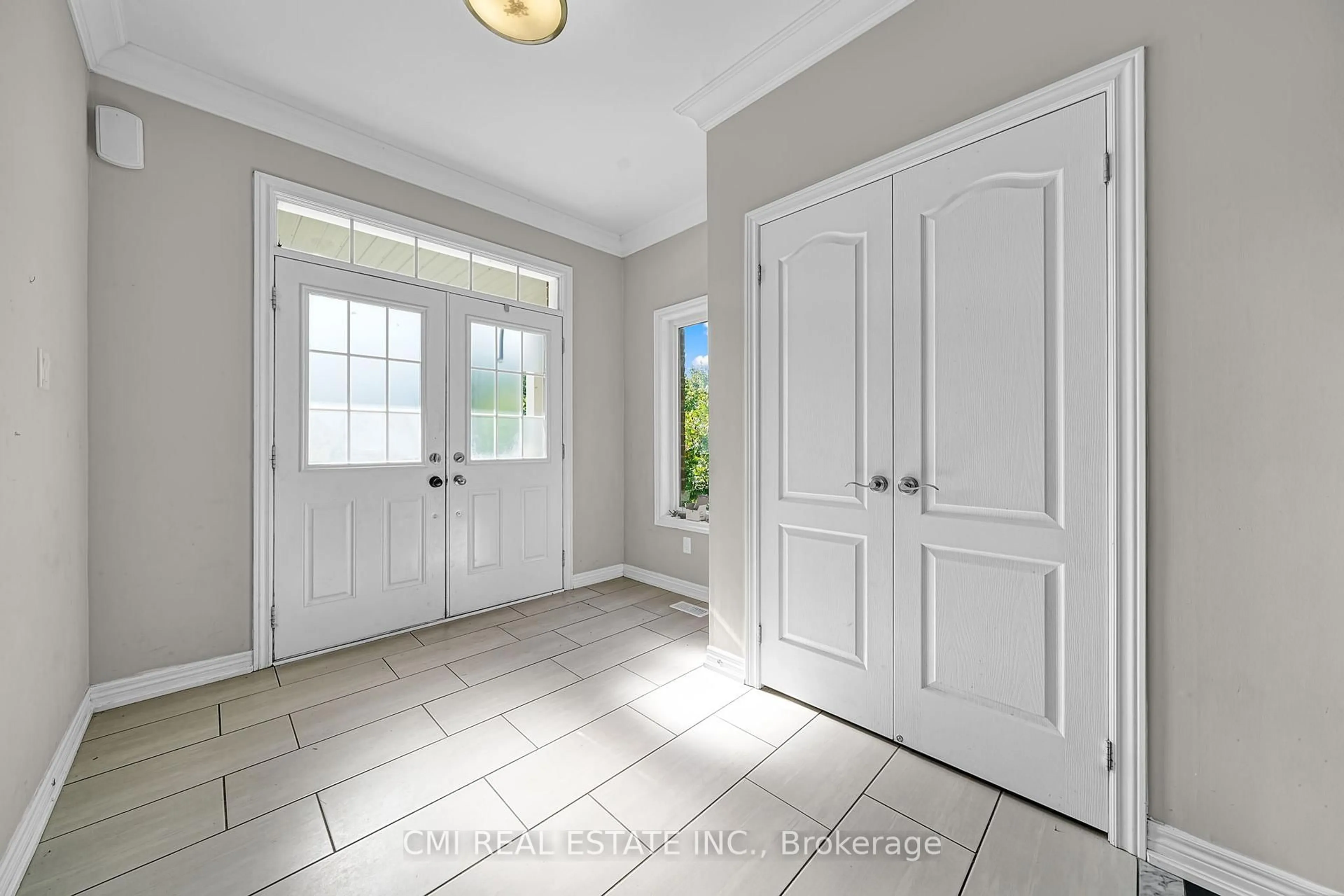 Indoor entryway for 21 Scotia Rd, Georgina Ontario L0E 1R0