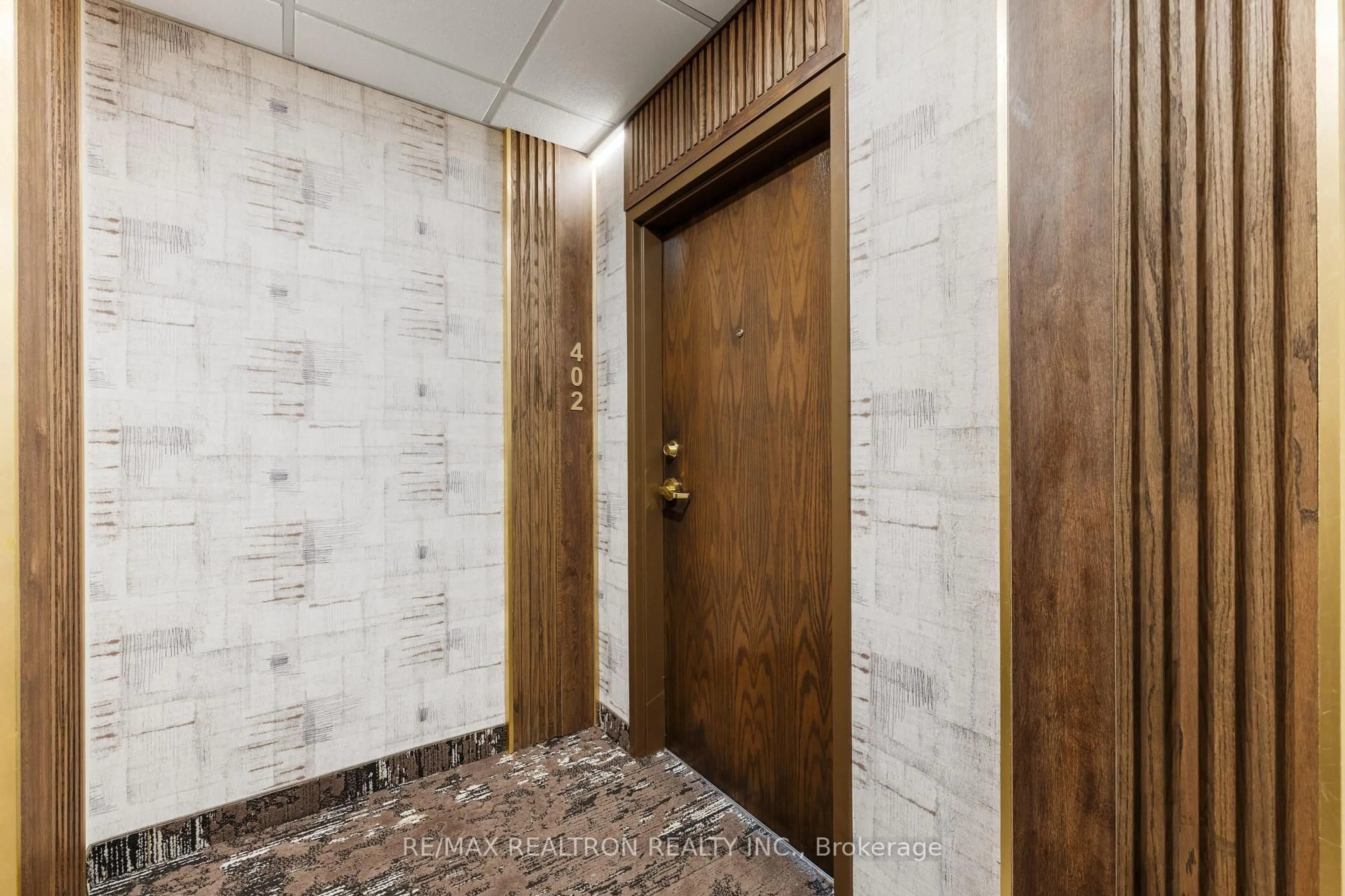 Indoor foyer for 1 Maison Parc Crt #402, Vaughan Ontario L4J 9K1