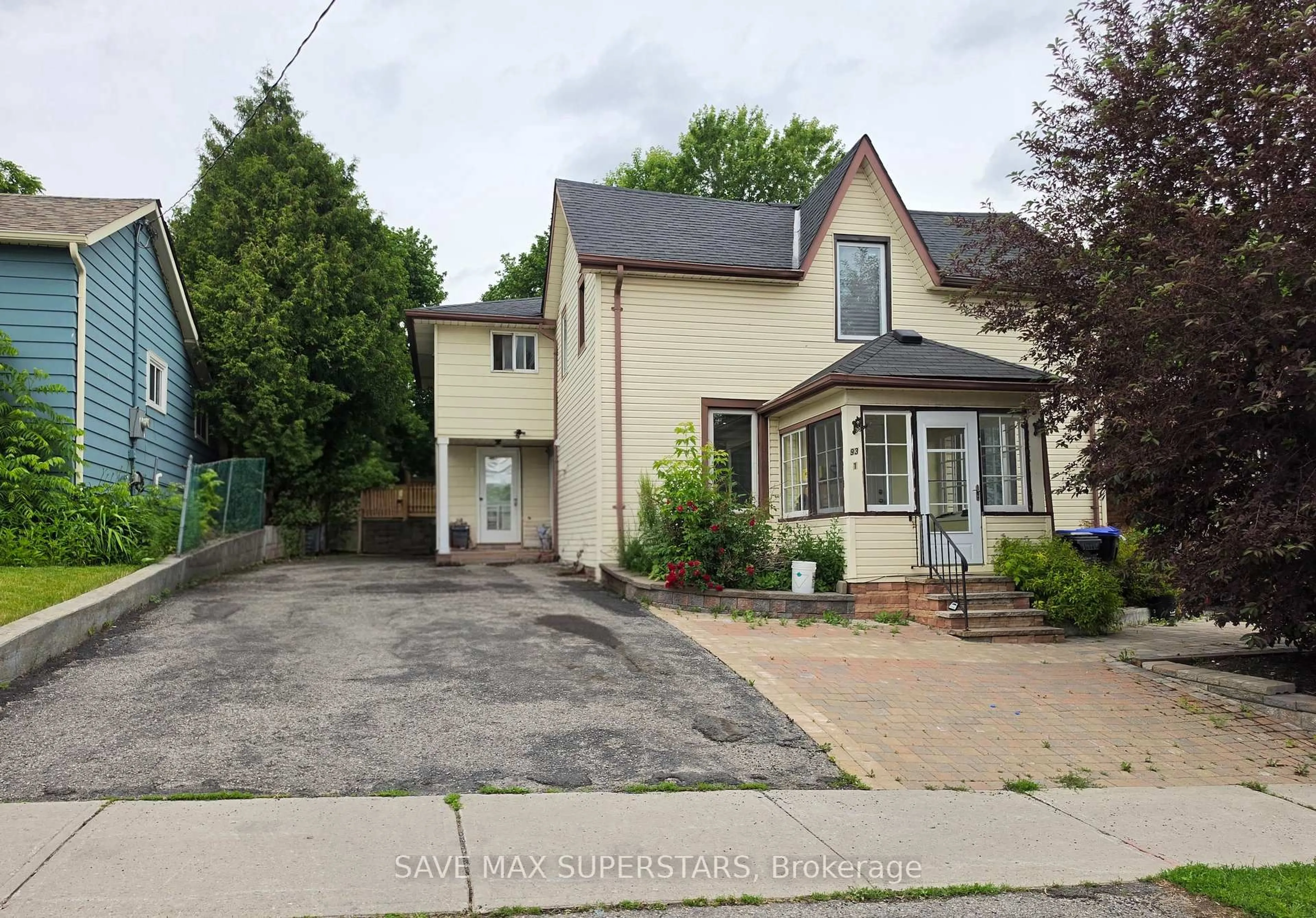 A pic from outside/outdoor area/front of a property/back of a property/a pic from drone, street for 93 John St, Bradford West Gwillimbury Ontario L3Z 1G4