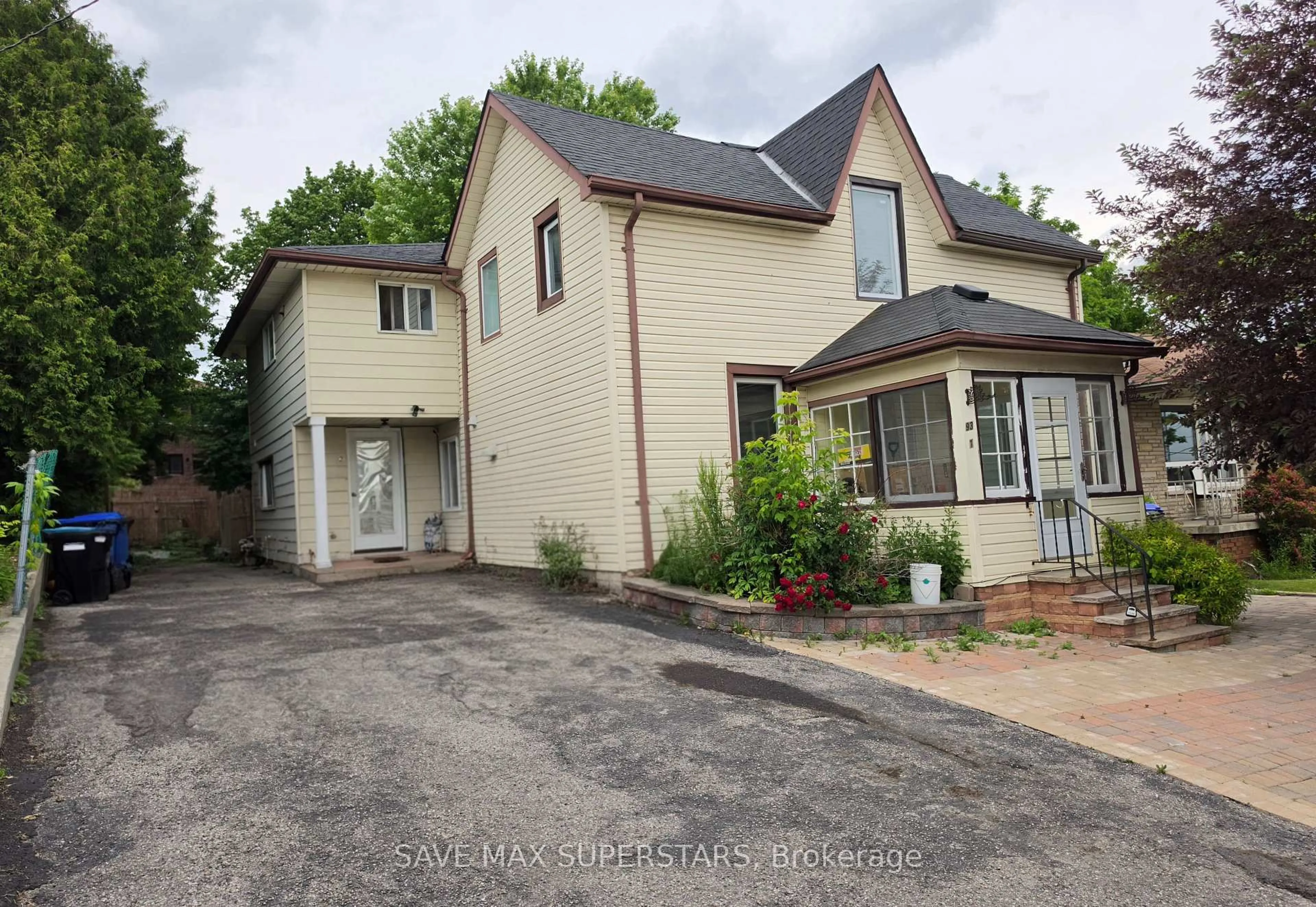 A pic from outside/outdoor area/front of a property/back of a property/a pic from drone, street for 93 John St, Bradford West Gwillimbury Ontario L3Z 1G4