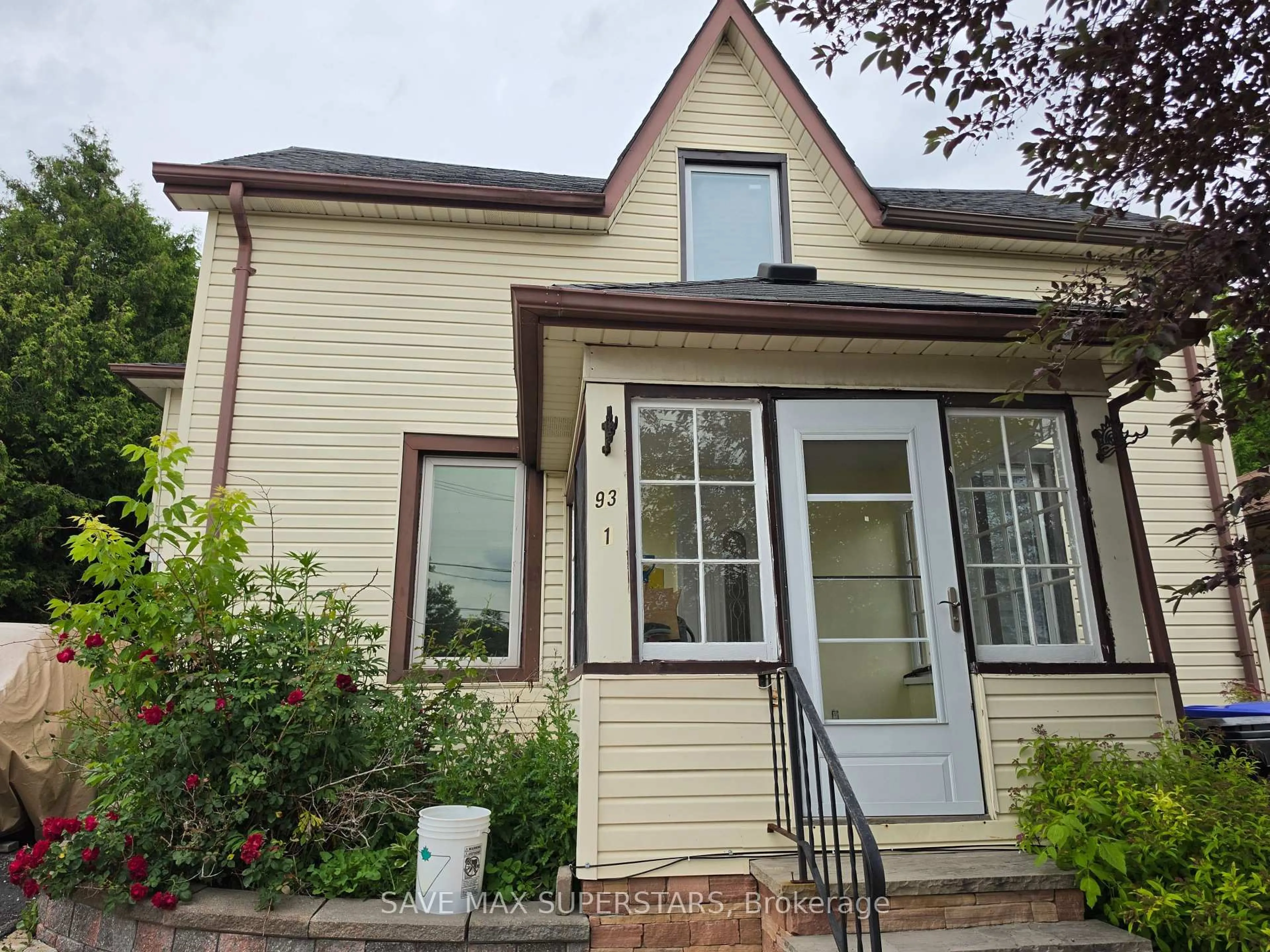 Home with vinyl exterior material, street for 93 John St, Bradford West Gwillimbury Ontario L3Z 1G4