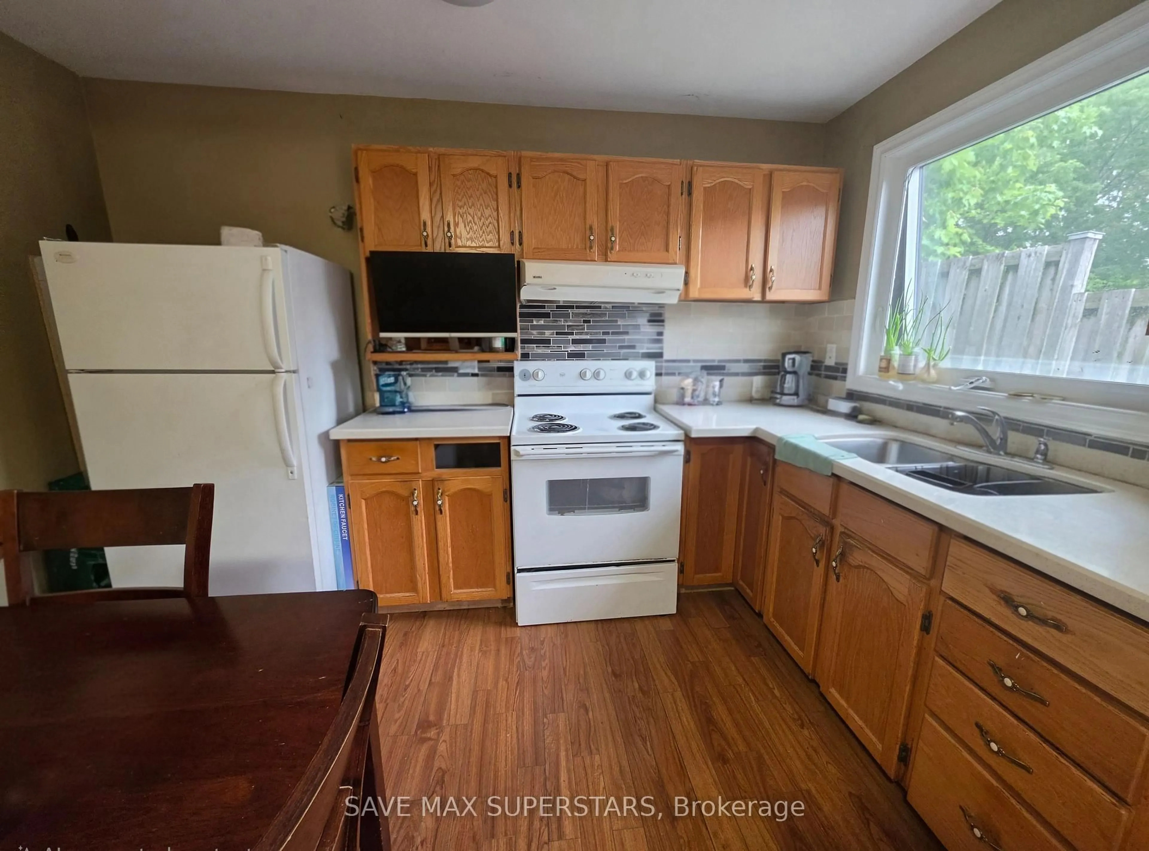 Standard kitchen, wood/laminate floor for 93 John St, Bradford West Gwillimbury Ontario L3Z 1G4