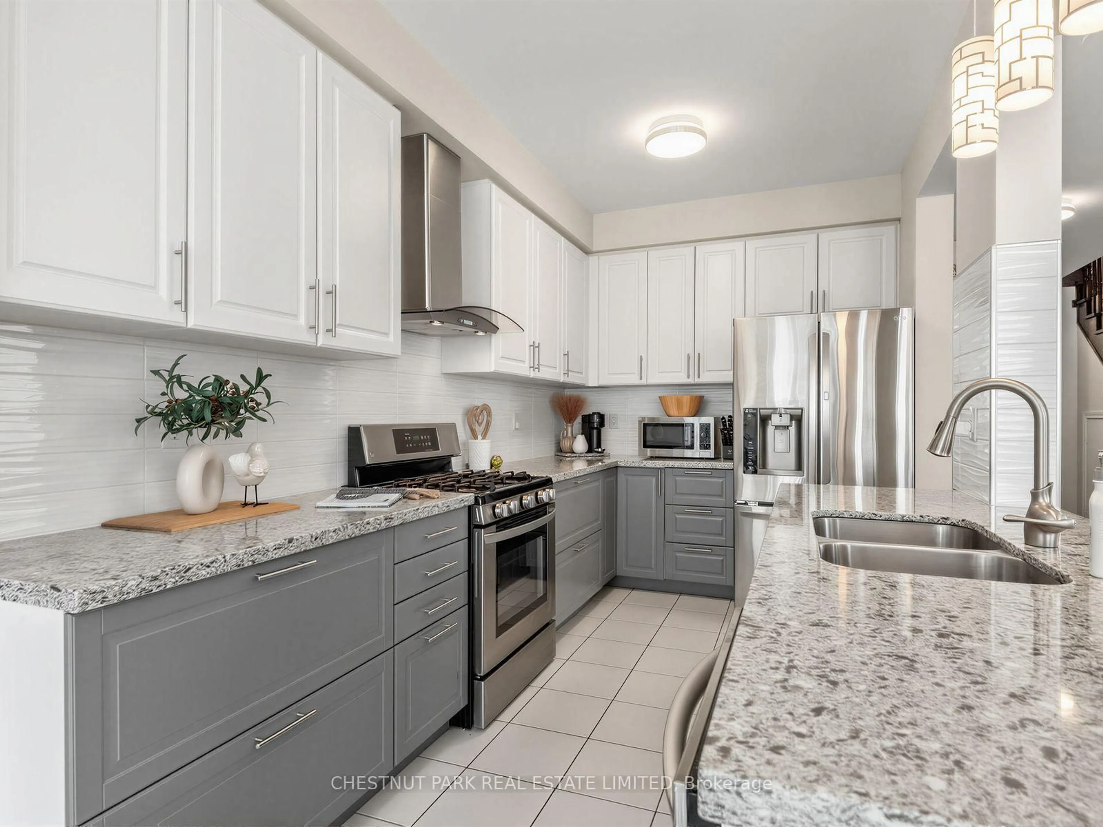 Open concept kitchen, ceramic/tile floor for 11 Constable St, Aurora Ontario L4G 1B7