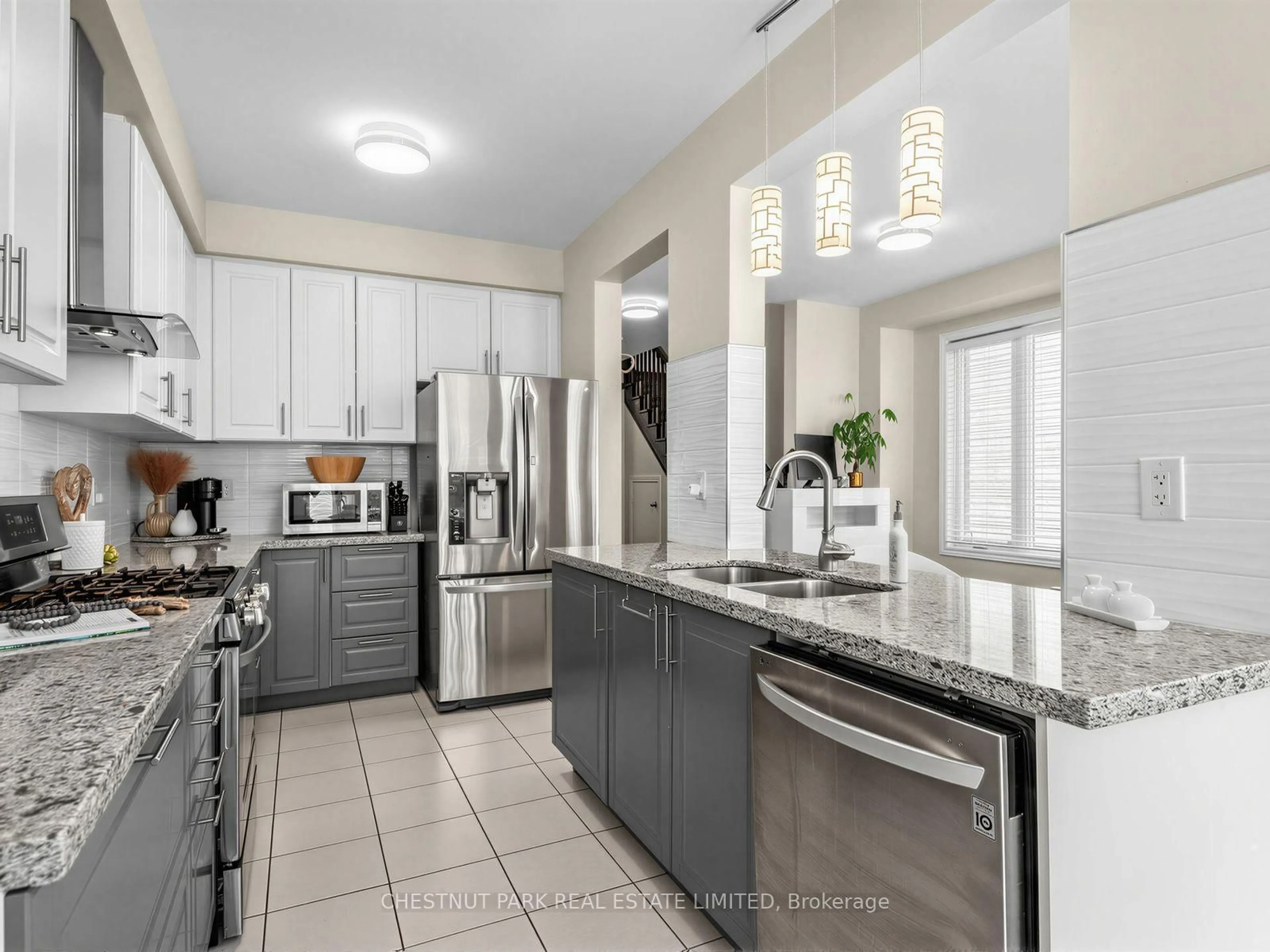 Open concept kitchen, ceramic/tile floor for 11 Constable St, Aurora Ontario L4G 1B7