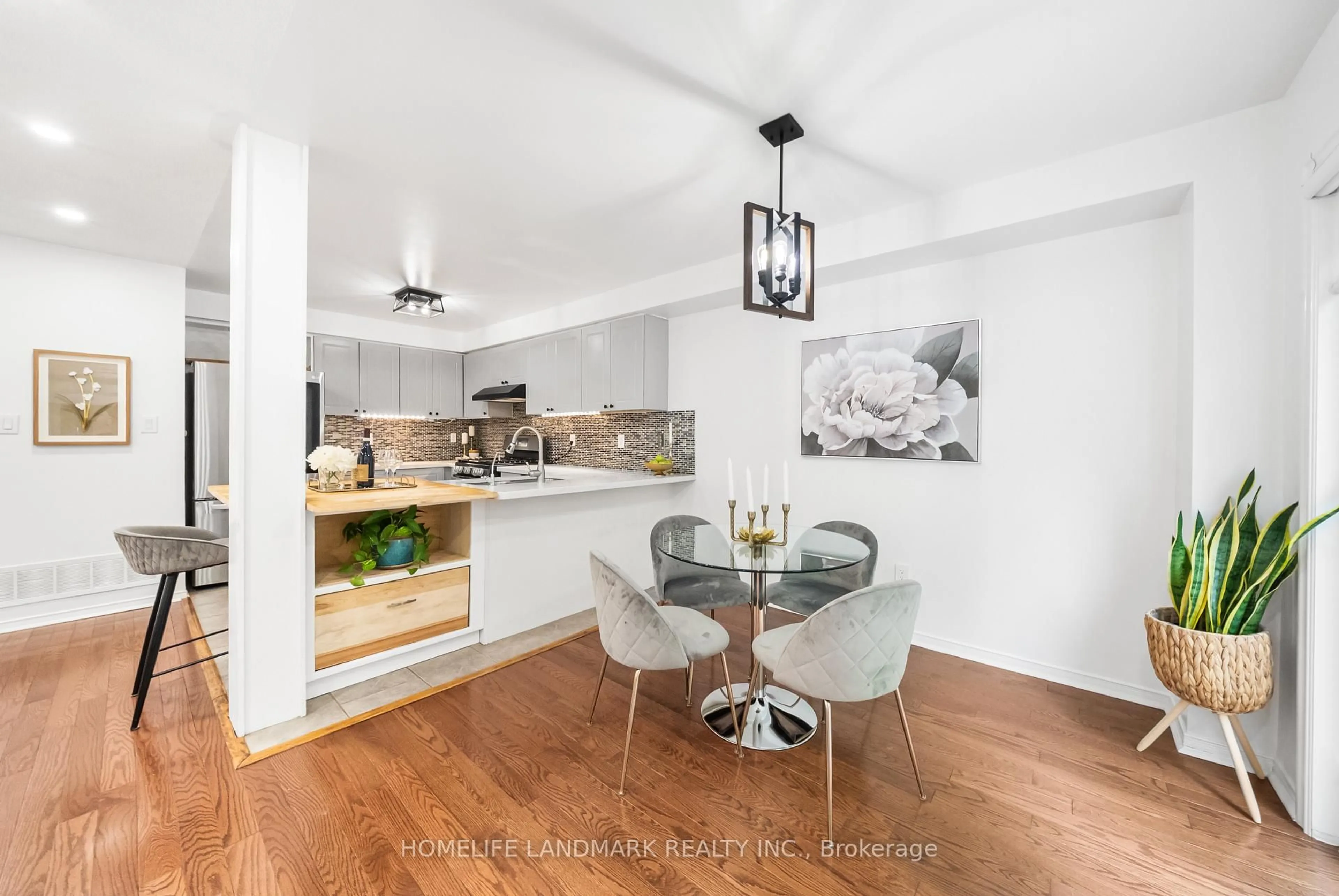 Open concept kitchen, wood/laminate floor for 84 Willoway, Whitchurch-Stouffville Ontario L4A 1K6
