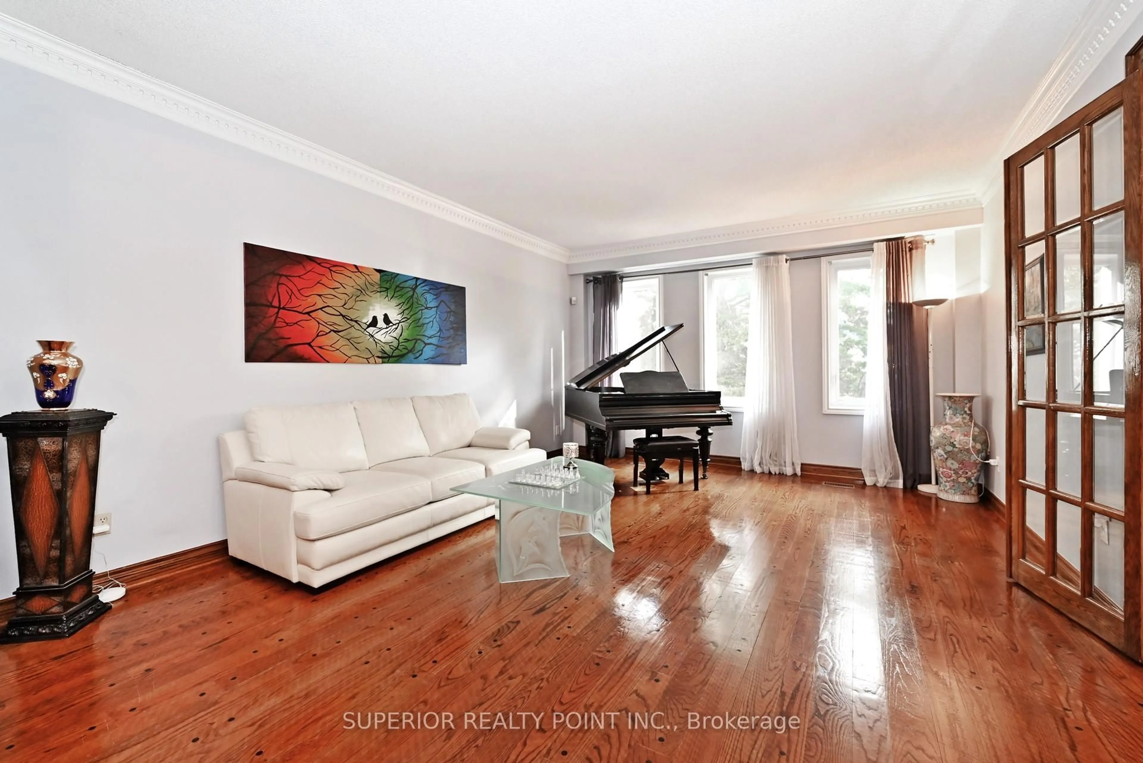 Living room with furniture, wood/laminate floor for 186 Oxford St, Richmond Hill Ontario L4C 4L7