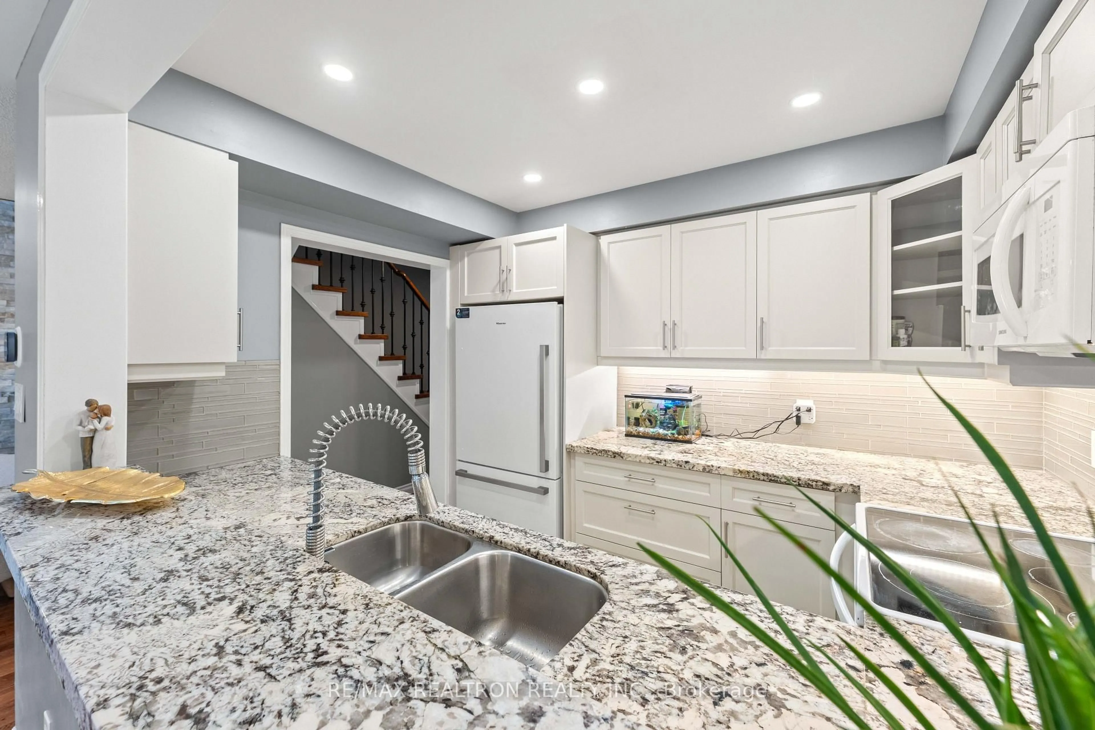 Contemporary kitchen, ceramic/tile floor for 71 Ochalski Rd, Aurora Ontario L4G 7J3