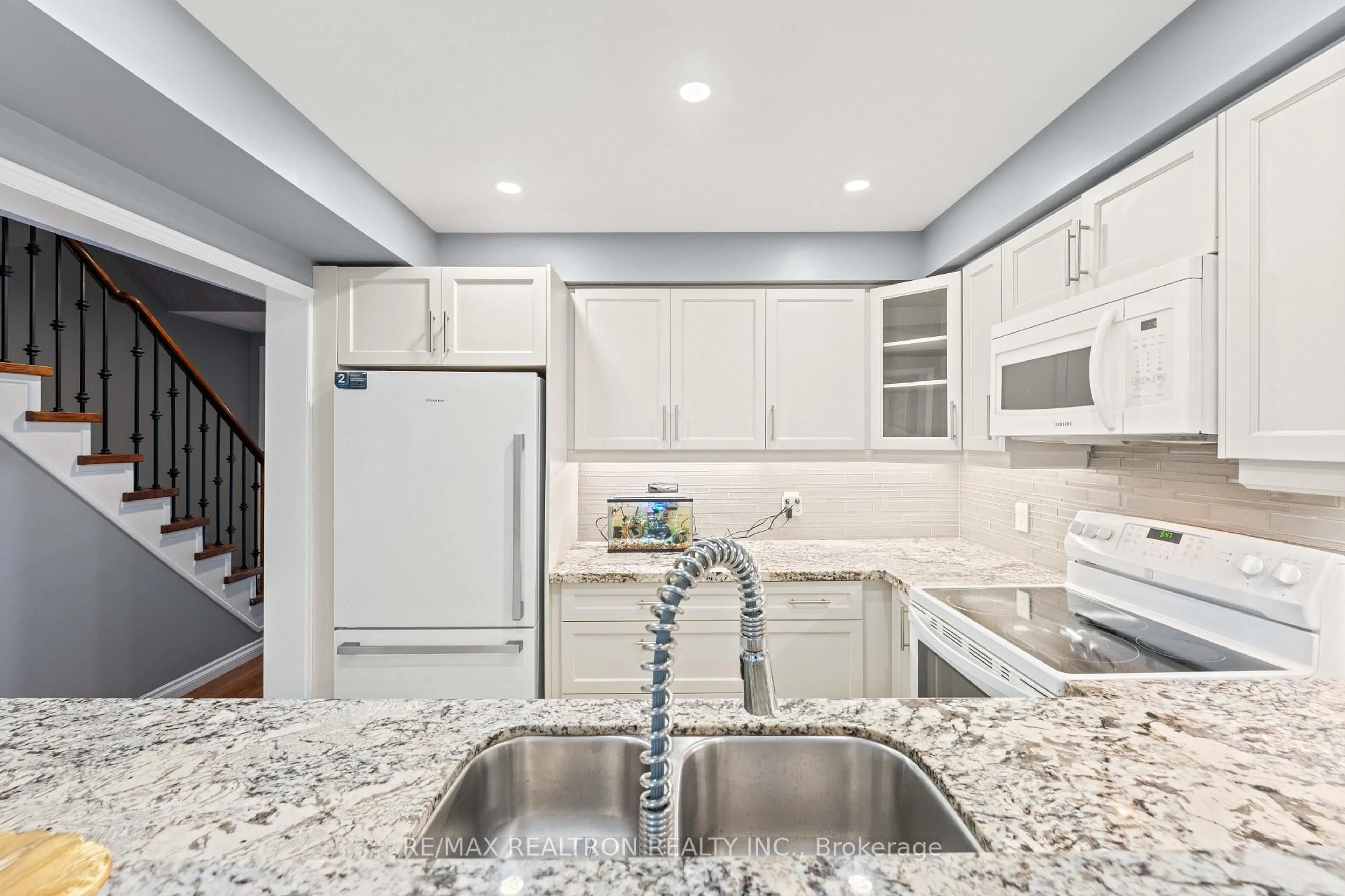 Open concept kitchen, ceramic/tile floor for 71 Ochalski Rd, Aurora Ontario L4G 7J3