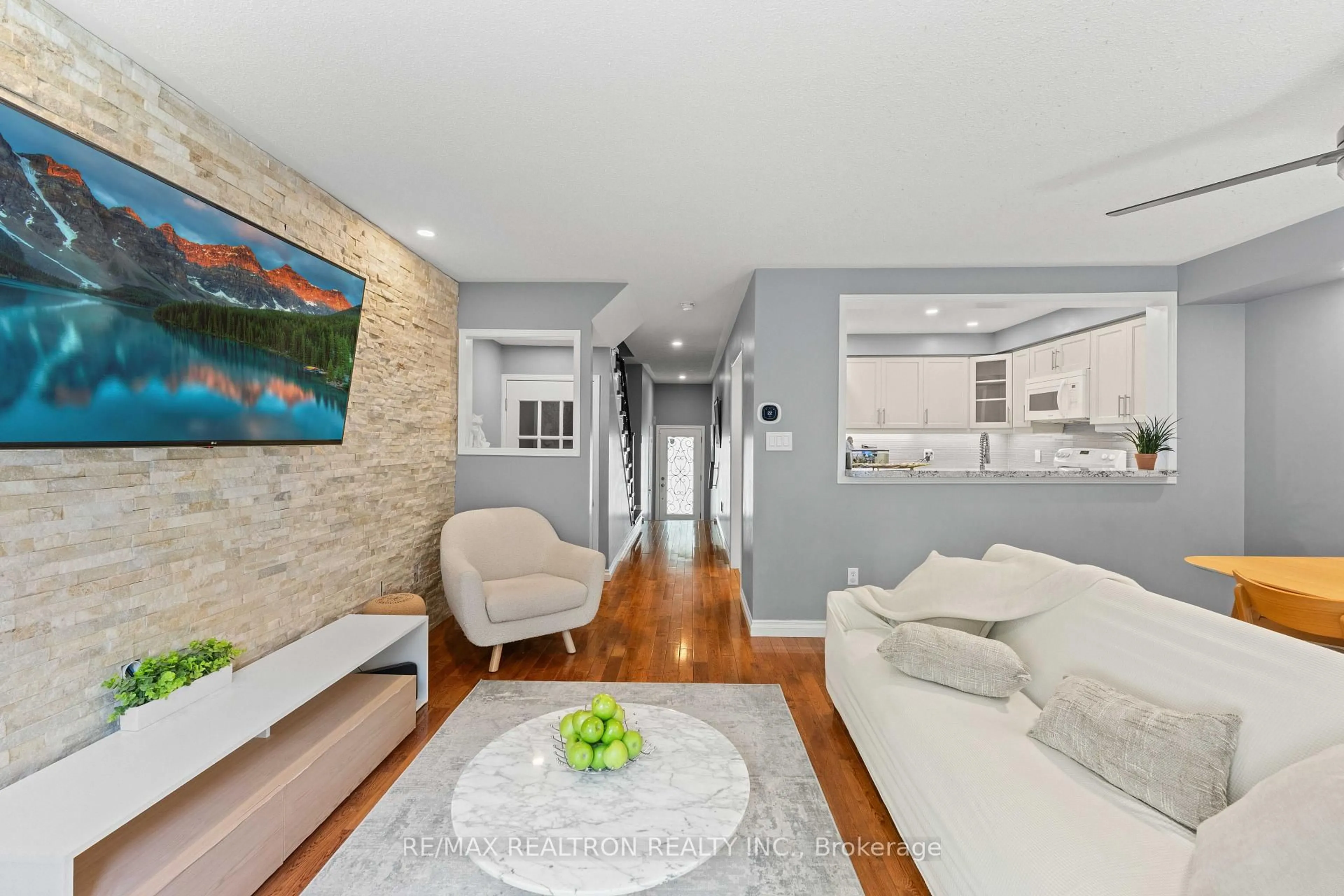 Living room with furniture, unknown for 71 Ochalski Rd, Aurora Ontario L4G 7J3