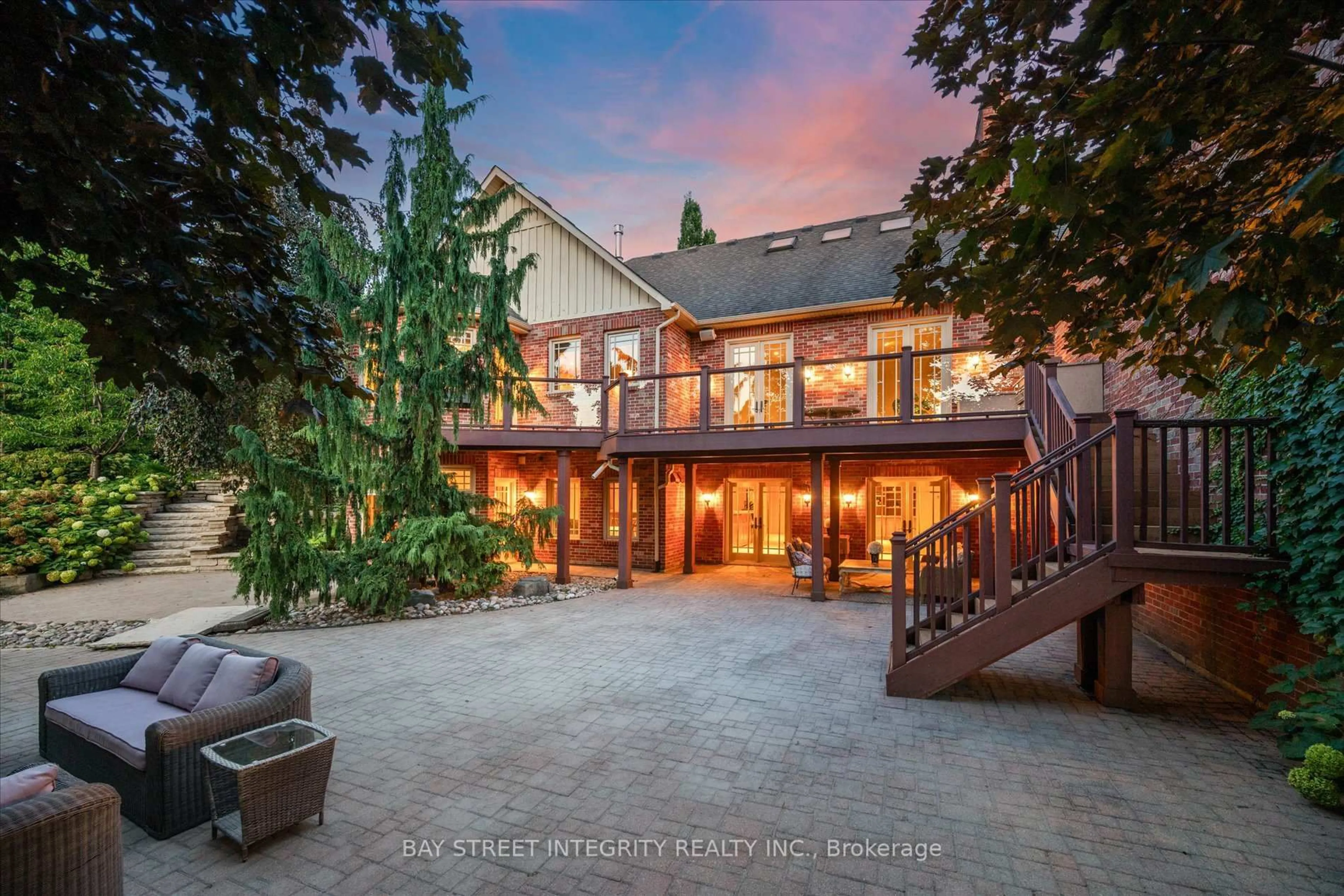 A pic from outside/outdoor area/front of a property/back of a property/a pic from drone, unknown for 12 Alm Crt, Aurora Ontario L4G 6W8