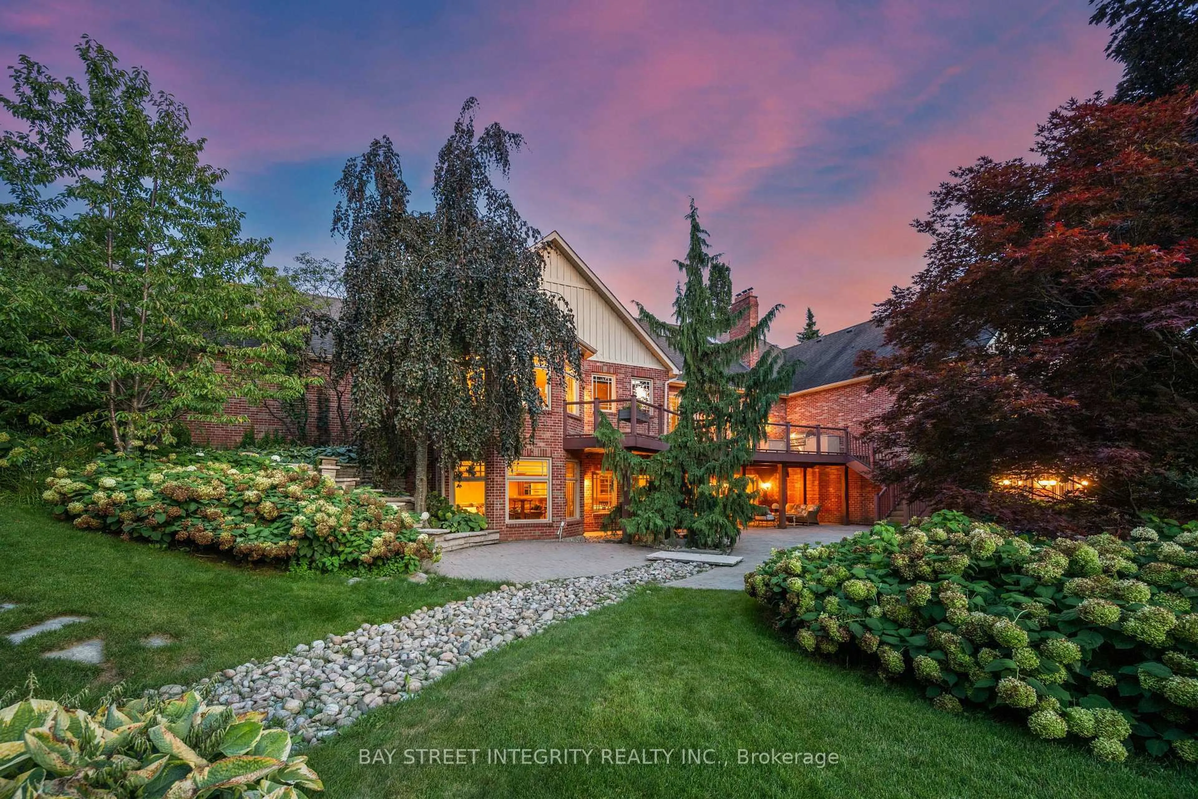 A pic from outside/outdoor area/front of a property/back of a property/a pic from drone, street for 12 Alm Crt, Aurora Ontario L4G 6W8