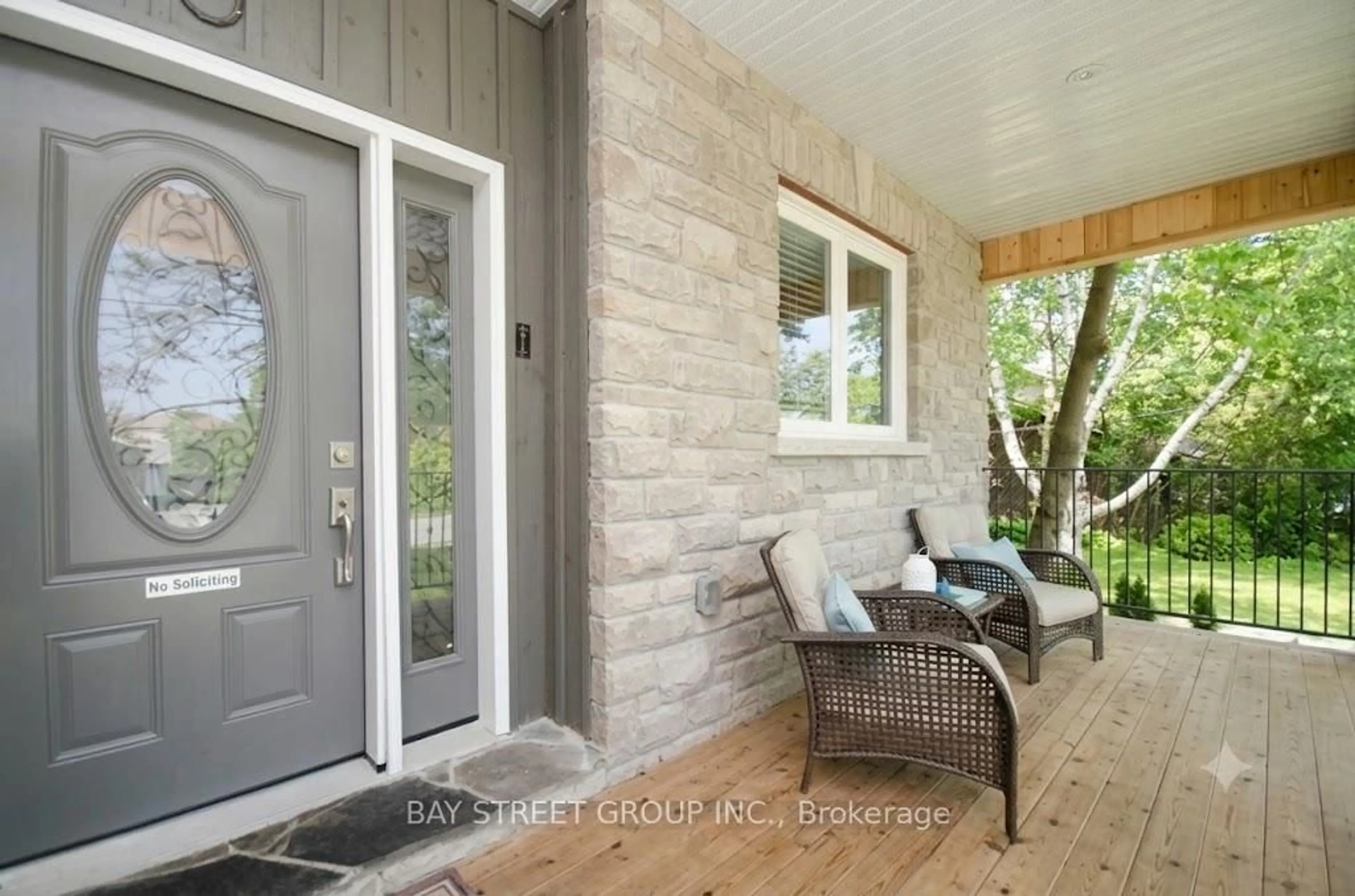 Indoor entryway for 133 Riveredge Dr, Georgina Ontario L4P 2P4