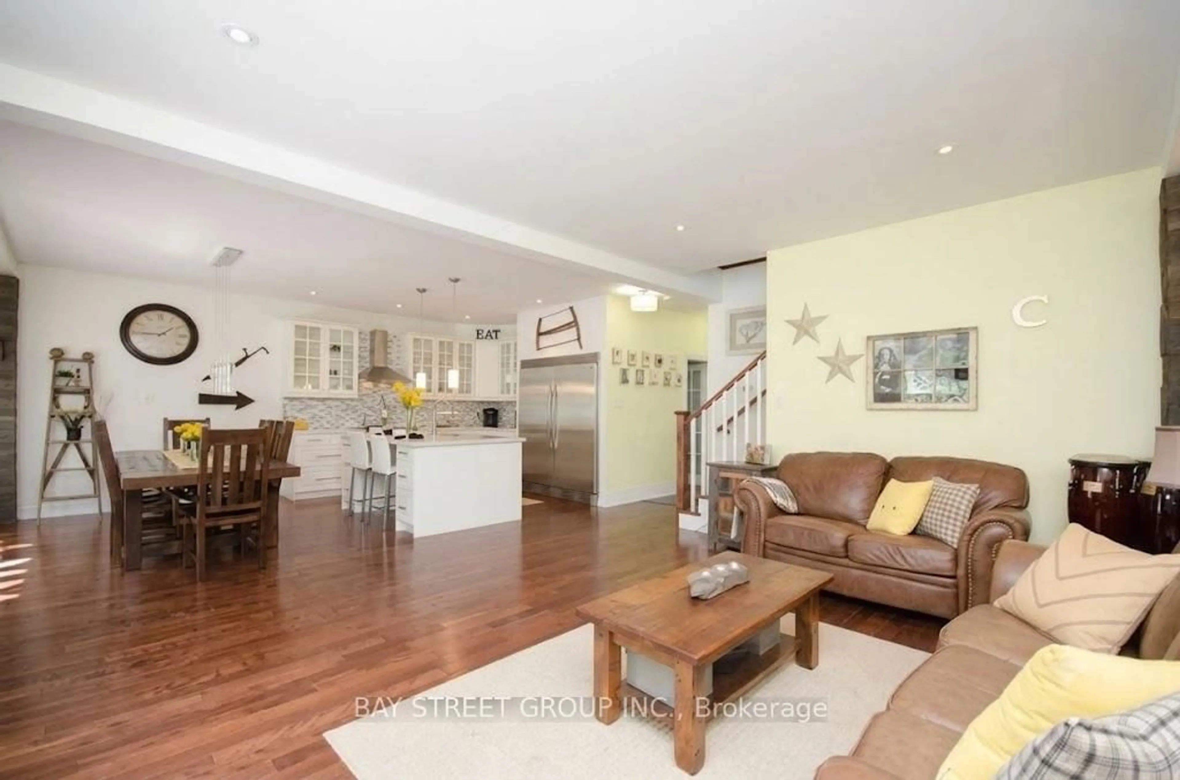 Open concept kitchen, wood/laminate floor for 133 Riveredge Dr, Georgina Ontario L4P 2P4