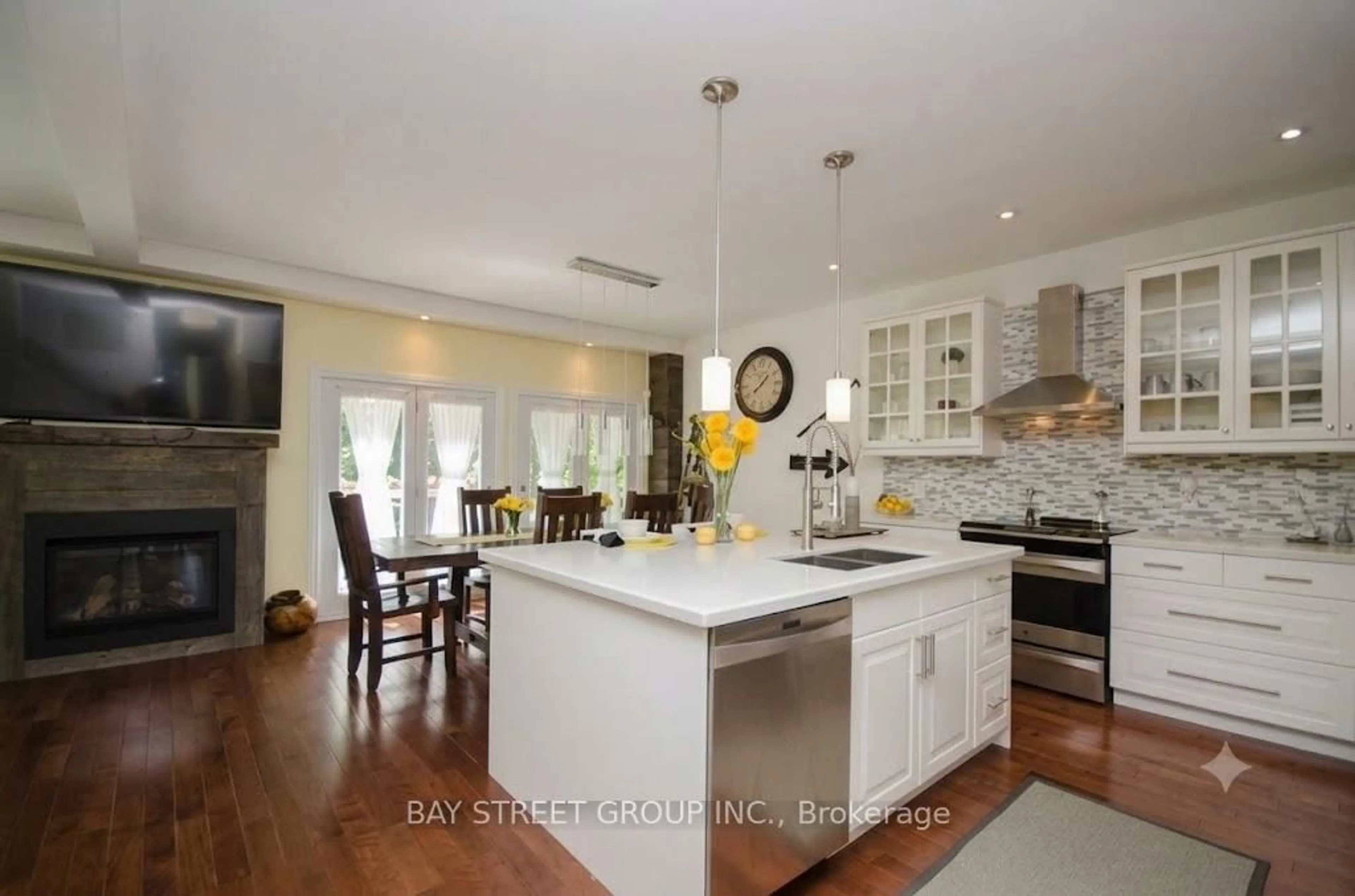 Open concept kitchen, ceramic/tile floor for 133 Riveredge Dr, Georgina Ontario L4P 2P4