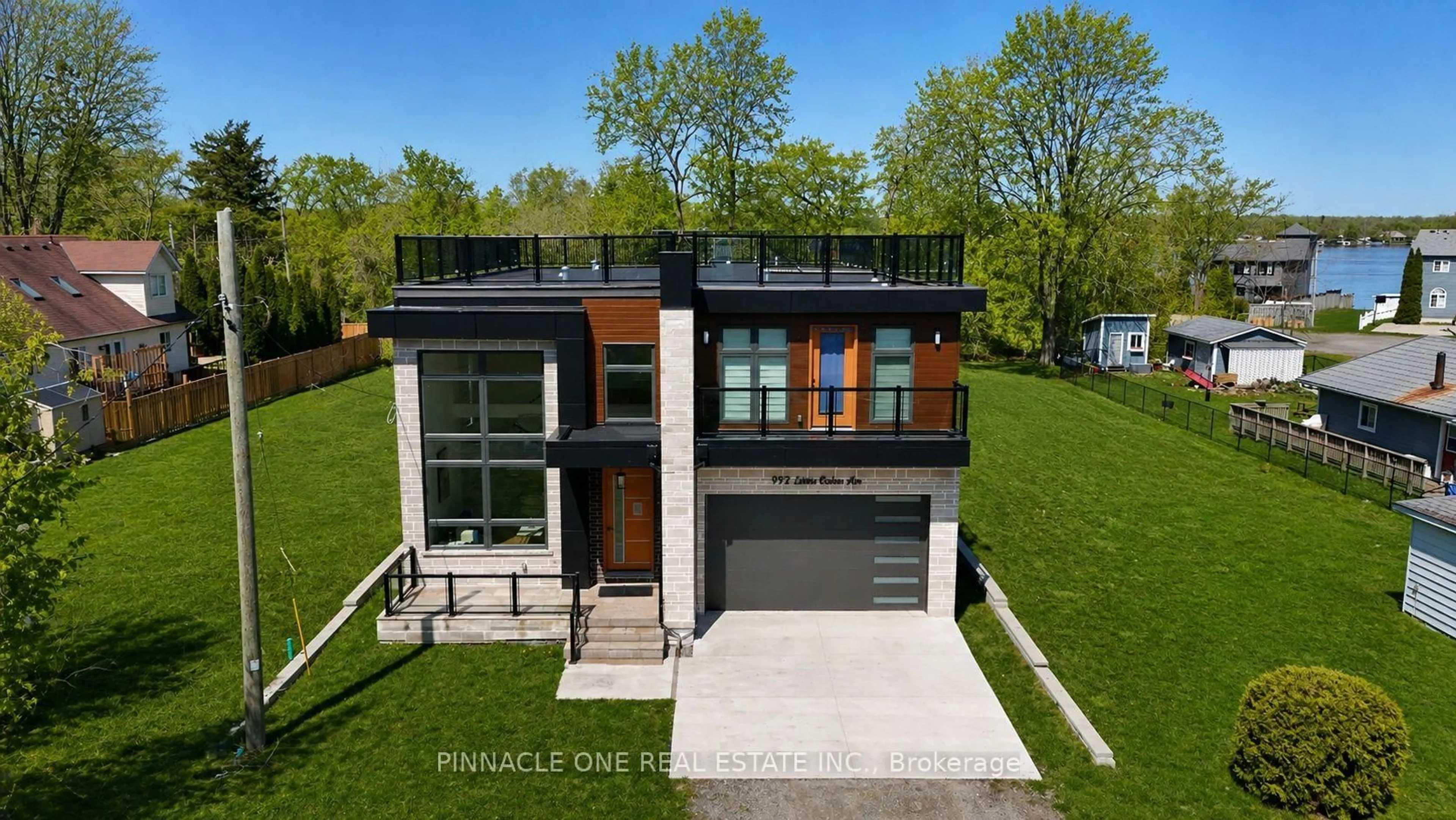 Home with brick exterior material, unknown for 992 Little Cedar Ave, Innisfil Ontario L0L 1W0