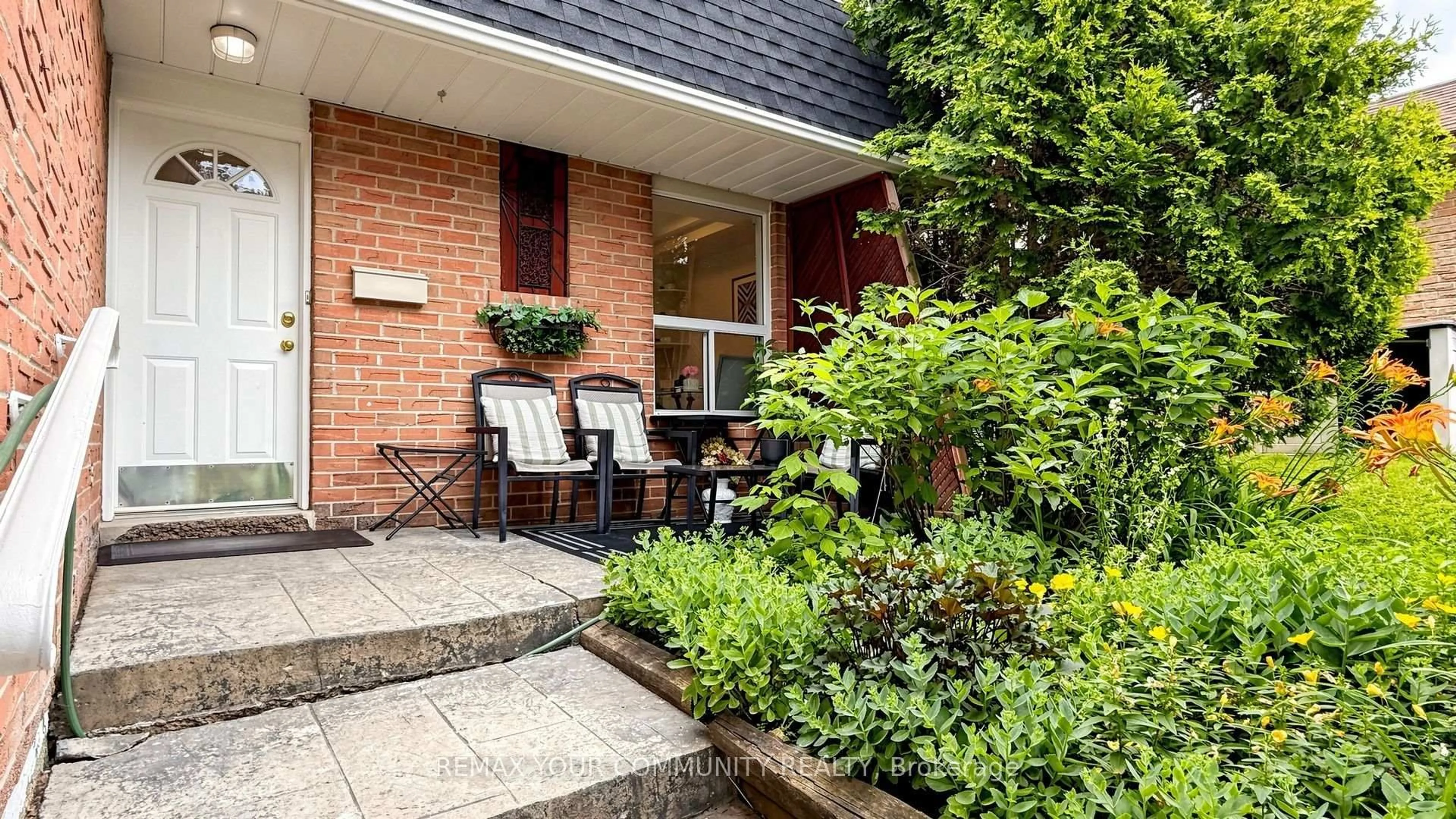 Patio, street for 276 Currey Cres, Newmarket Ontario L3Y 5M9