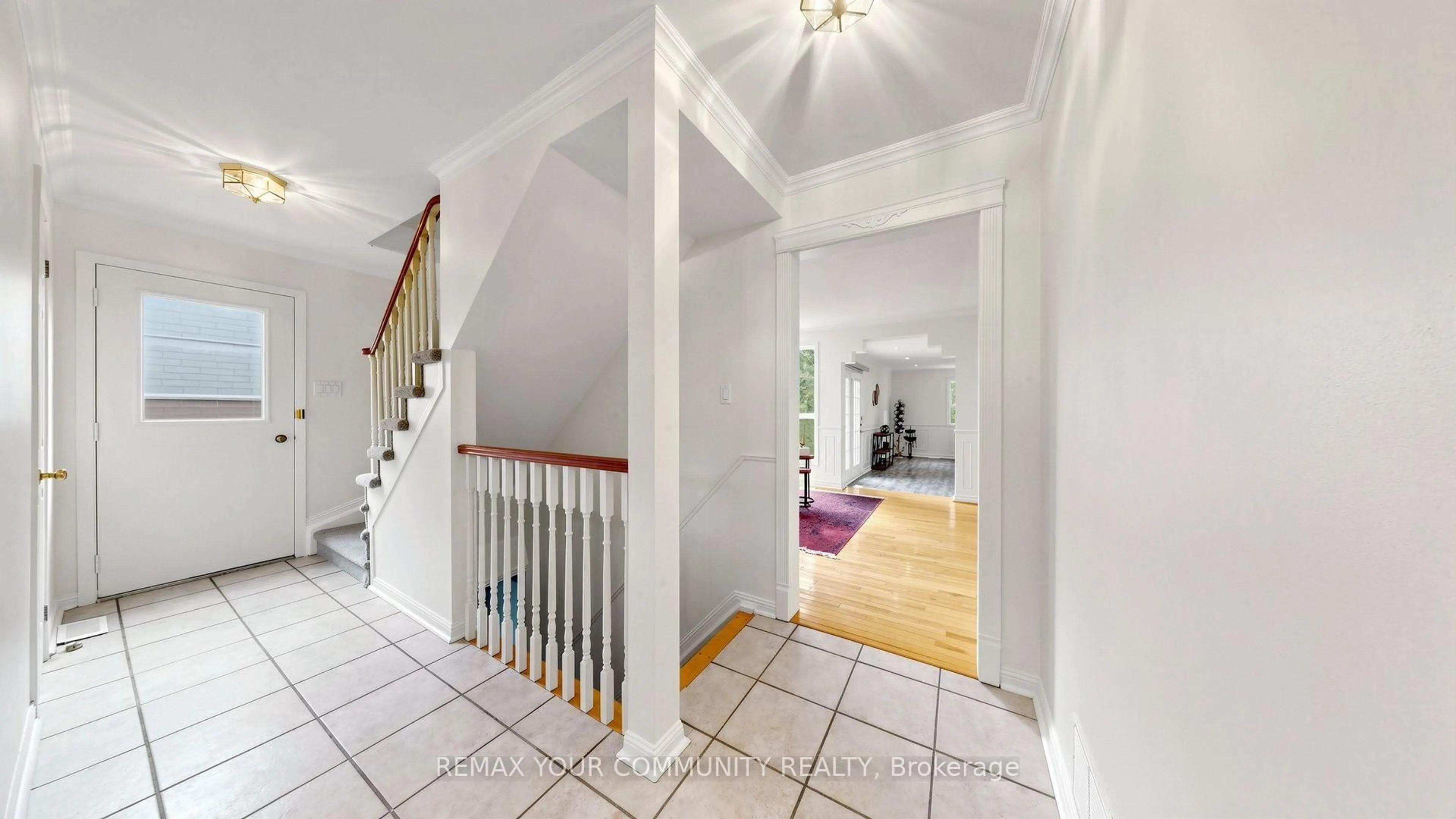 Indoor foyer for 276 Currey Cres, Newmarket Ontario L3Y 5M9