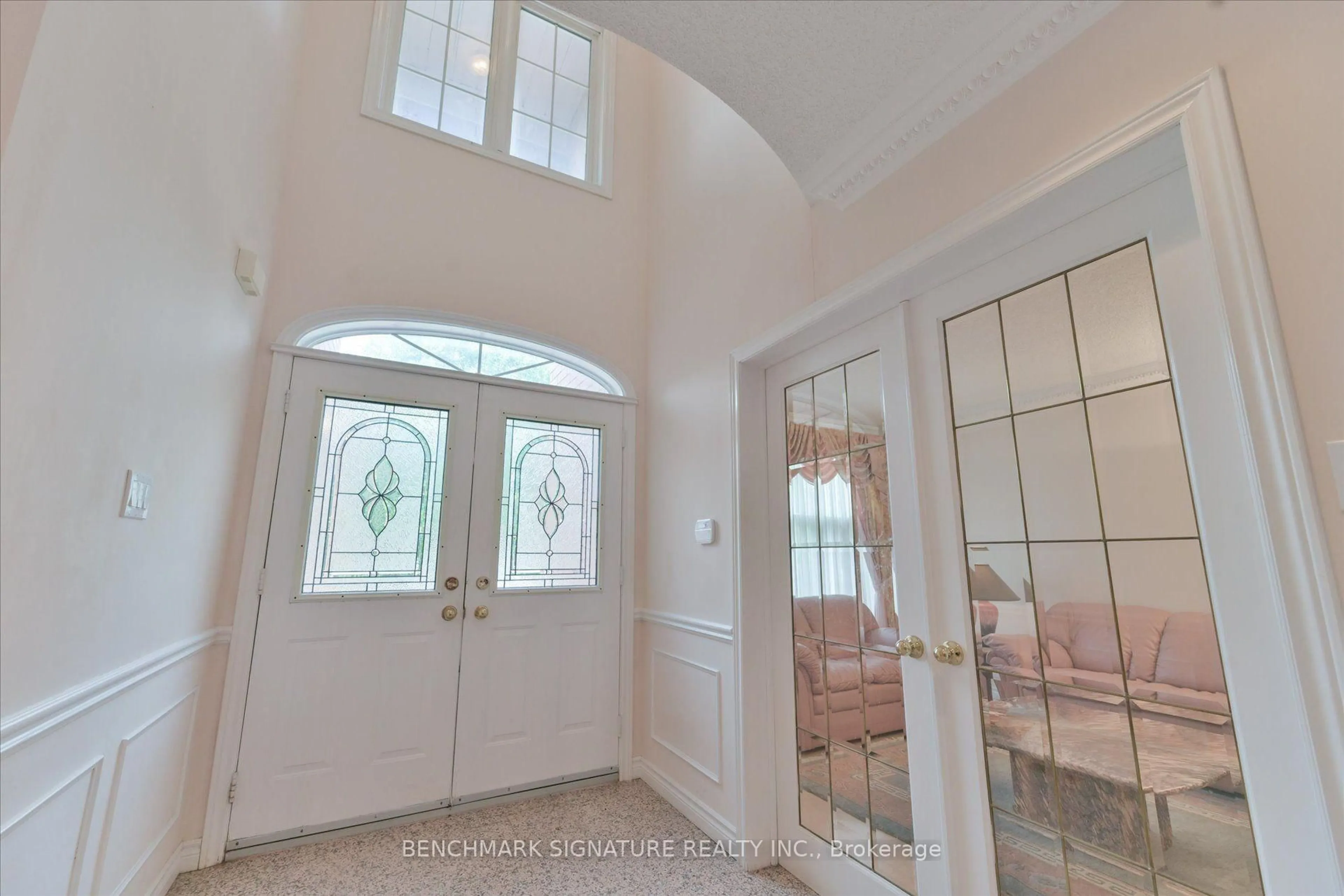 Indoor entryway for 152 Blackmore Ave, Richmond Hill Ontario L4B 3Y8