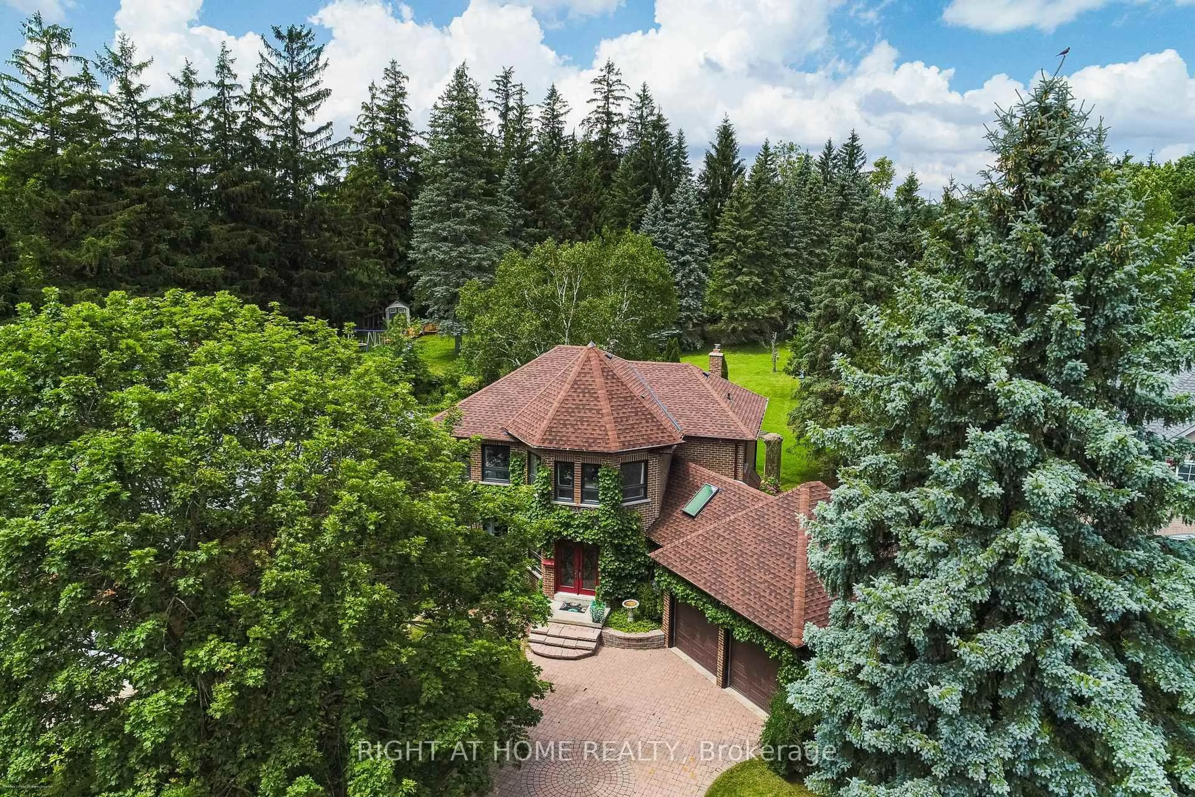 A pic from outside/outdoor area/front of a property/back of a property/a pic from drone, forest/trees view for 41 Bloomfield Tr, Richmond Hill Ontario L4E 2K5