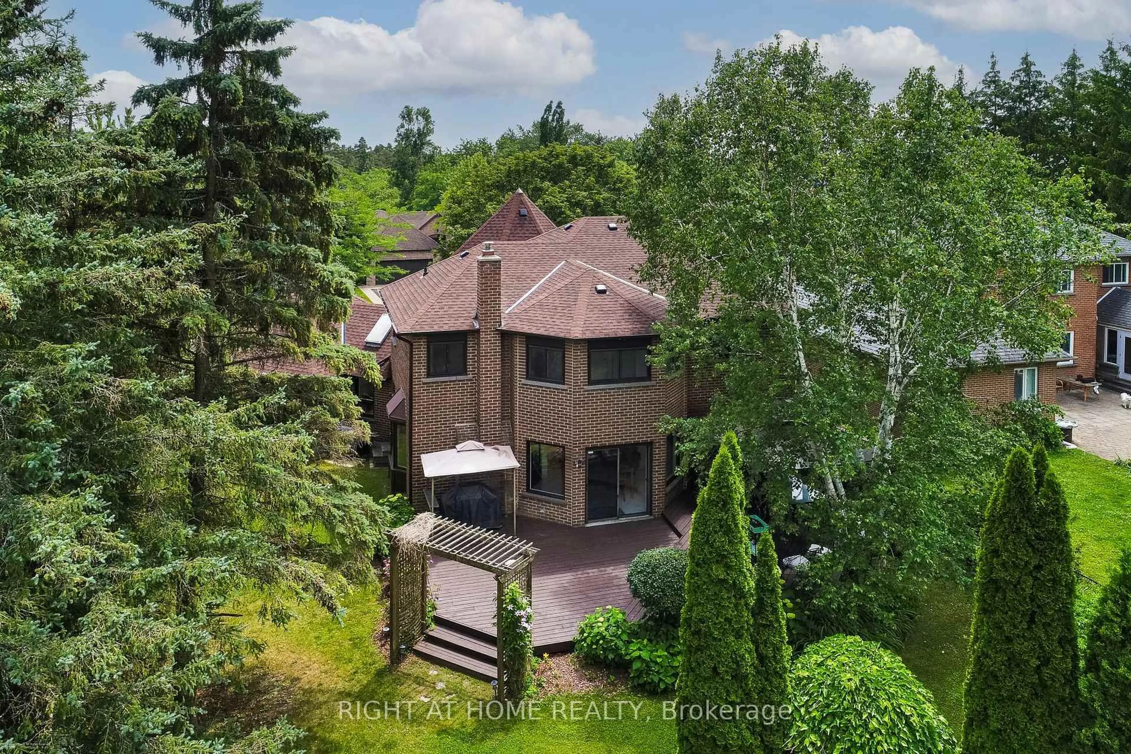 A pic from outside/outdoor area/front of a property/back of a property/a pic from drone, unknown for 41 Bloomfield Tr, Richmond Hill Ontario L4E 2K5