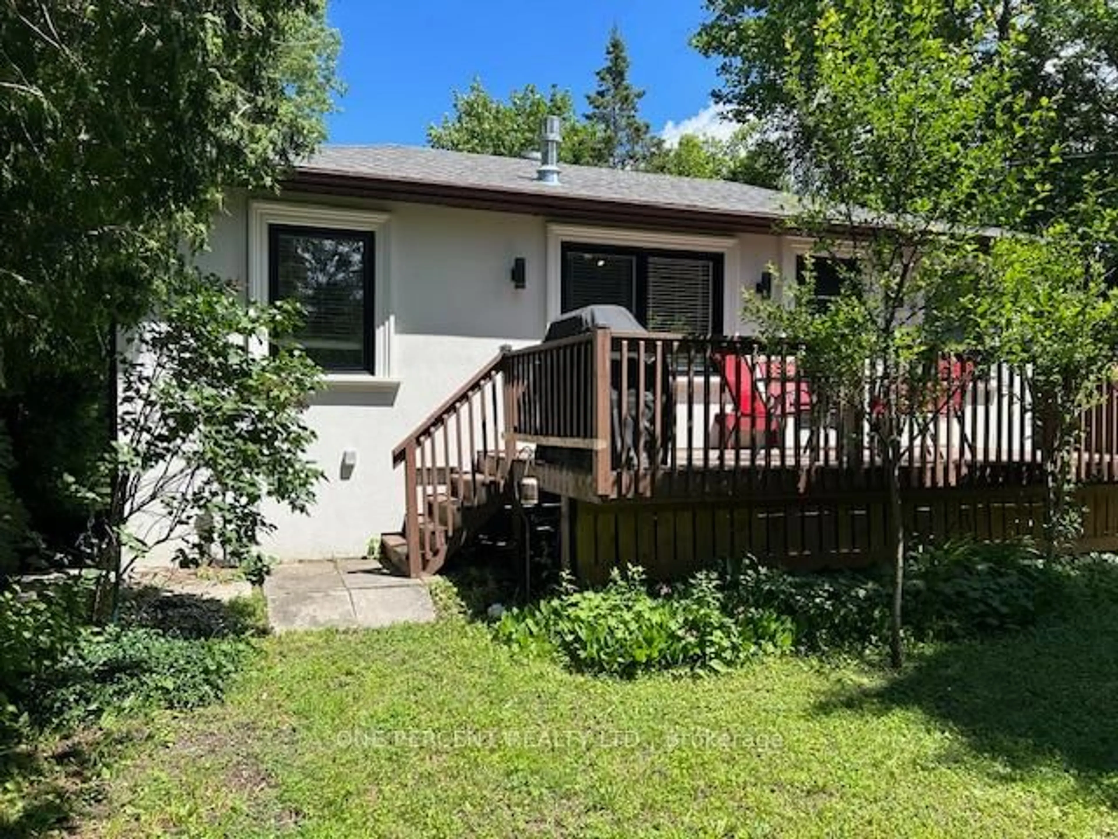 A pic from outside/outdoor area/front of a property/back of a property/a pic from drone, street for 781 Rockaway Rd, Georgina Ontario L0E 1S0