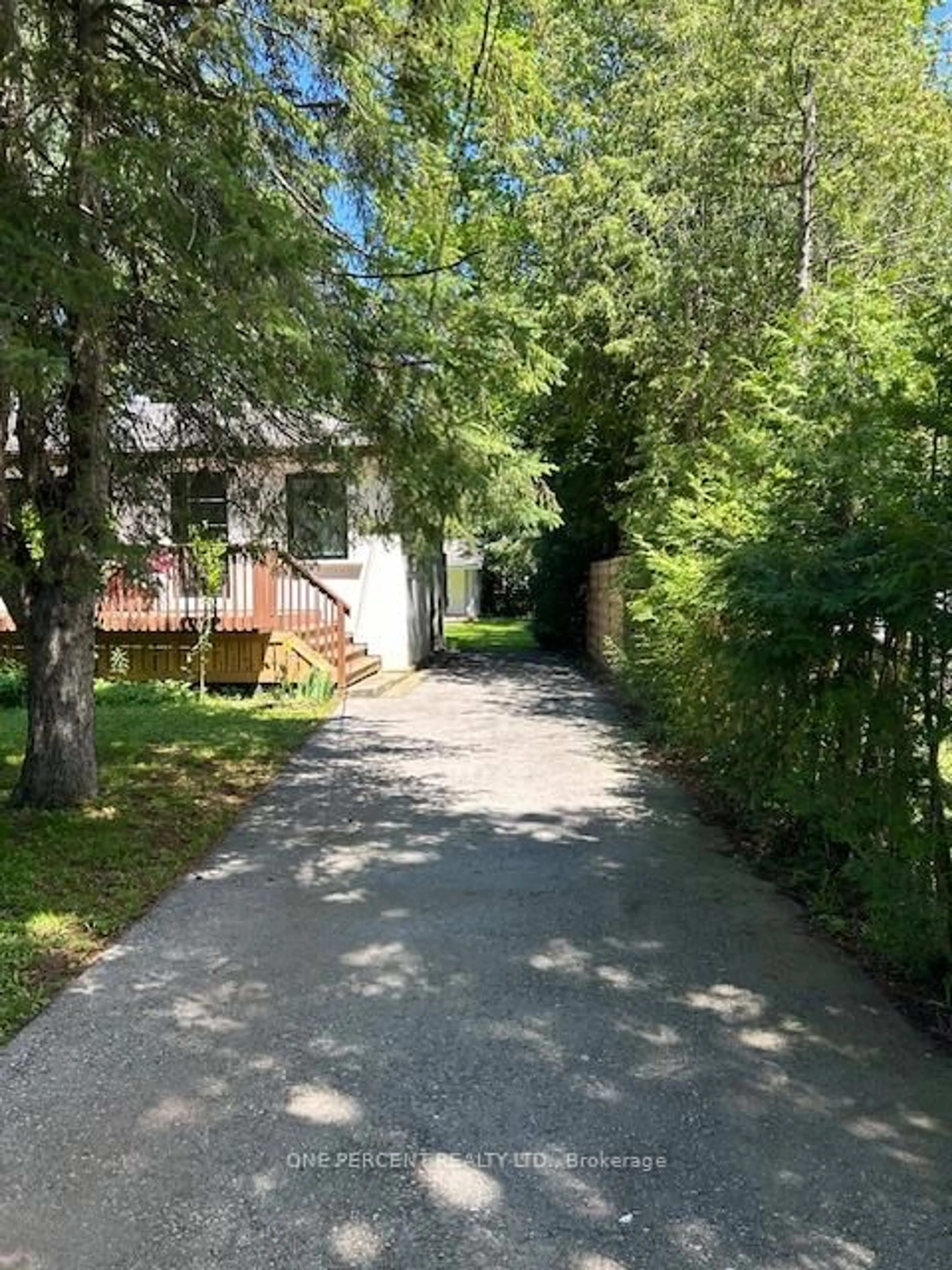 A pic from outside/outdoor area/front of a property/back of a property/a pic from drone, street for 781 Rockaway Rd, Georgina Ontario L0E 1S0