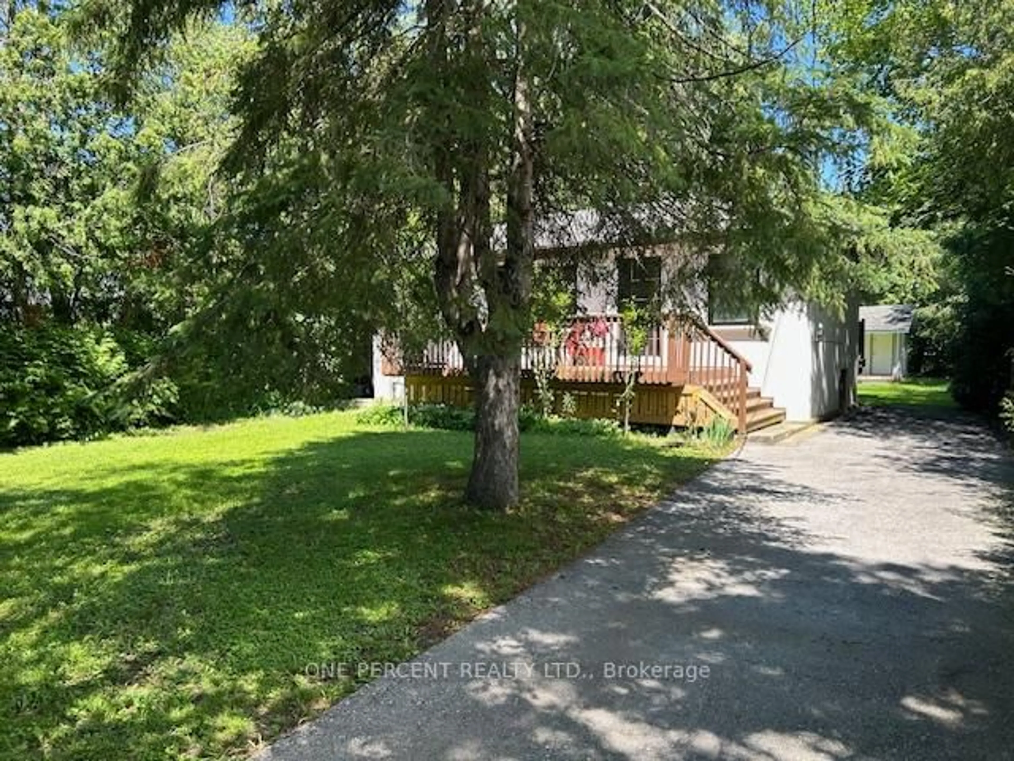 A pic from outside/outdoor area/front of a property/back of a property/a pic from drone, street for 781 Rockaway Rd, Georgina Ontario L0E 1S0