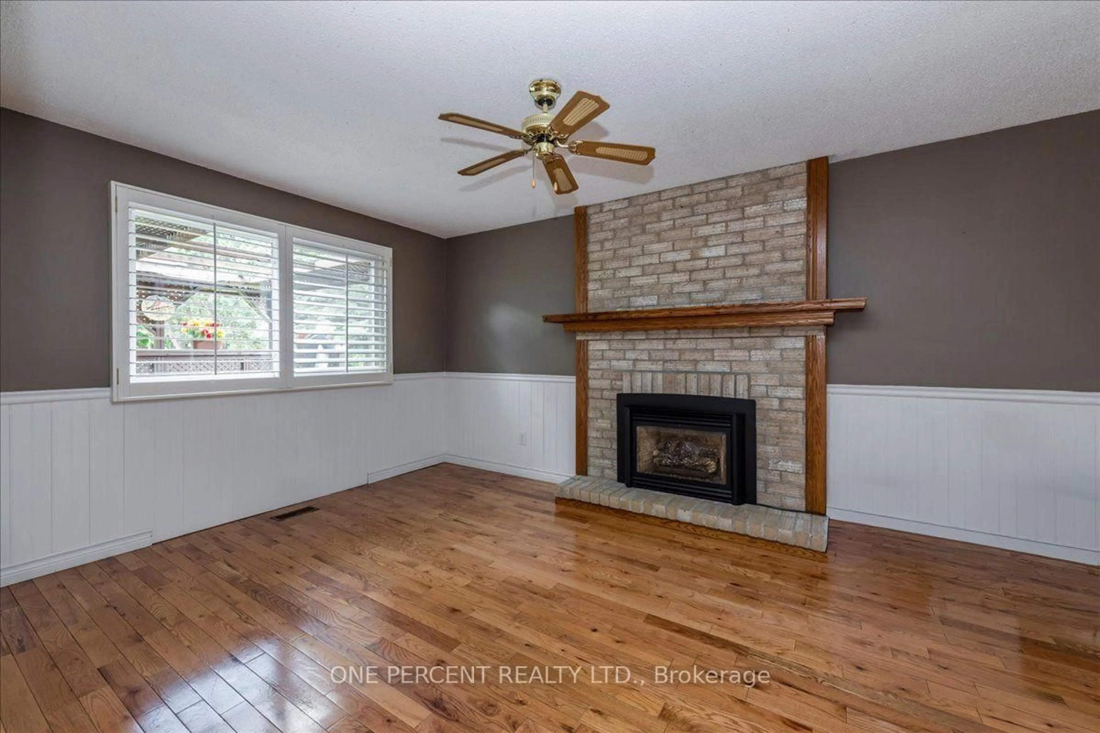 Living room with furniture, unknown for 101 Toll Rd, East Gwillimbury Ontario L9N 1G7