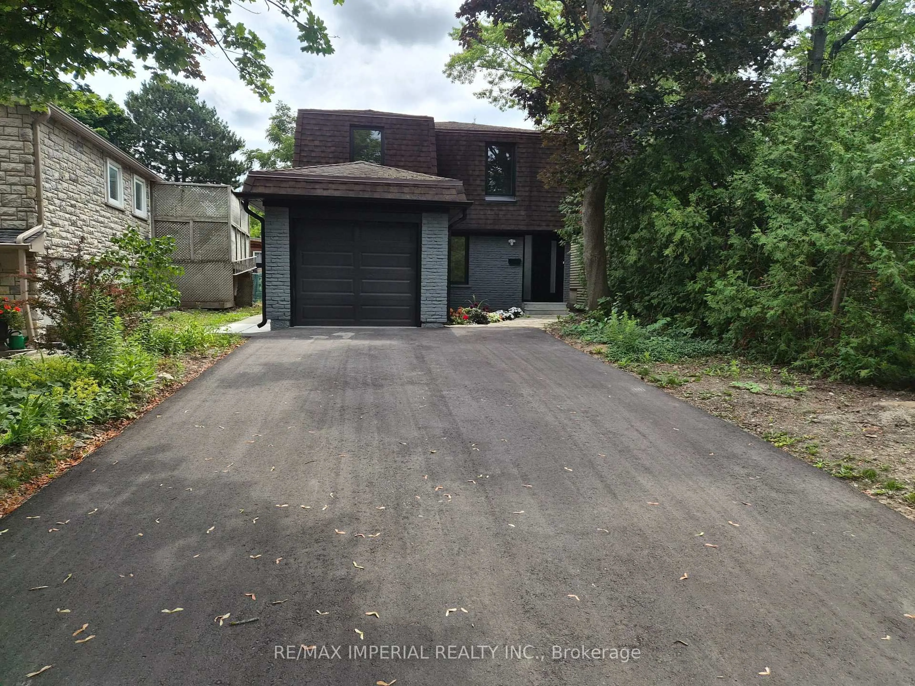 A pic from outside/outdoor area/front of a property/back of a property/a pic from drone, street for 191 Avenue Rd, Richmond Hill Ontario L4C 4Z7