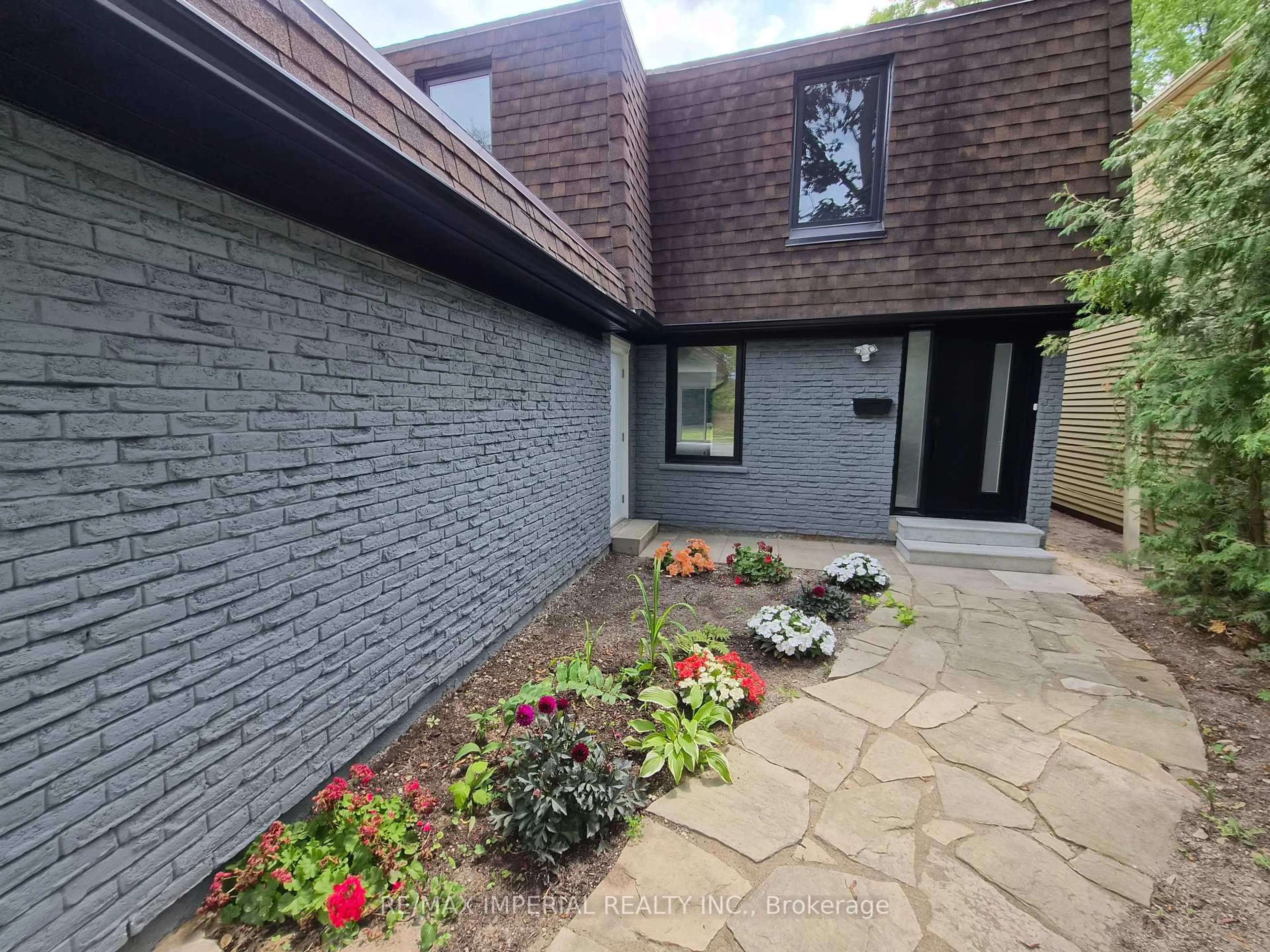Home with brick exterior material, street for 191 Avenue Rd, Richmond Hill Ontario L4C 4Z7