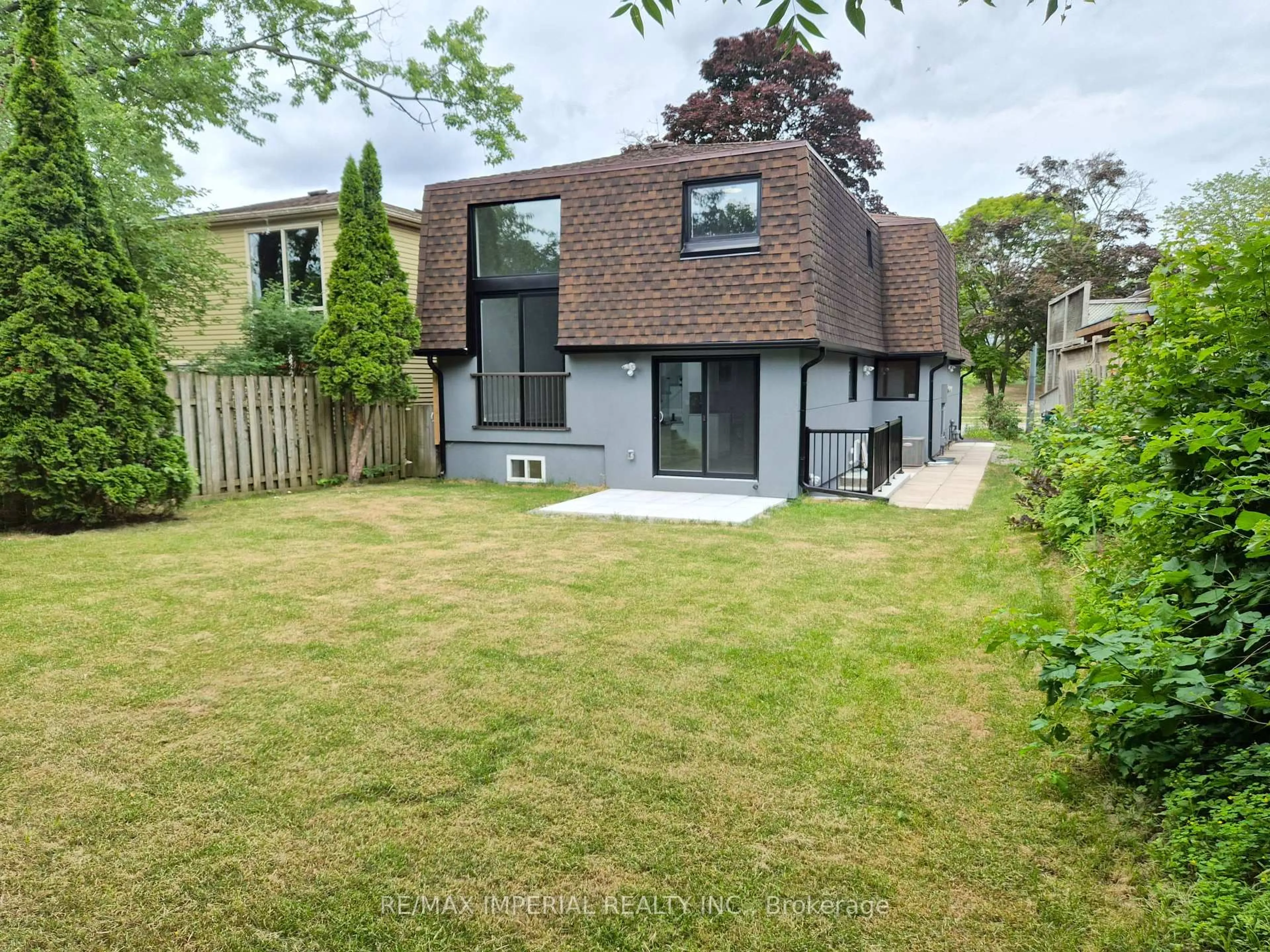 A pic from outside/outdoor area/front of a property/back of a property/a pic from drone, street for 191 Avenue Rd, Richmond Hill Ontario L4C 4Z7