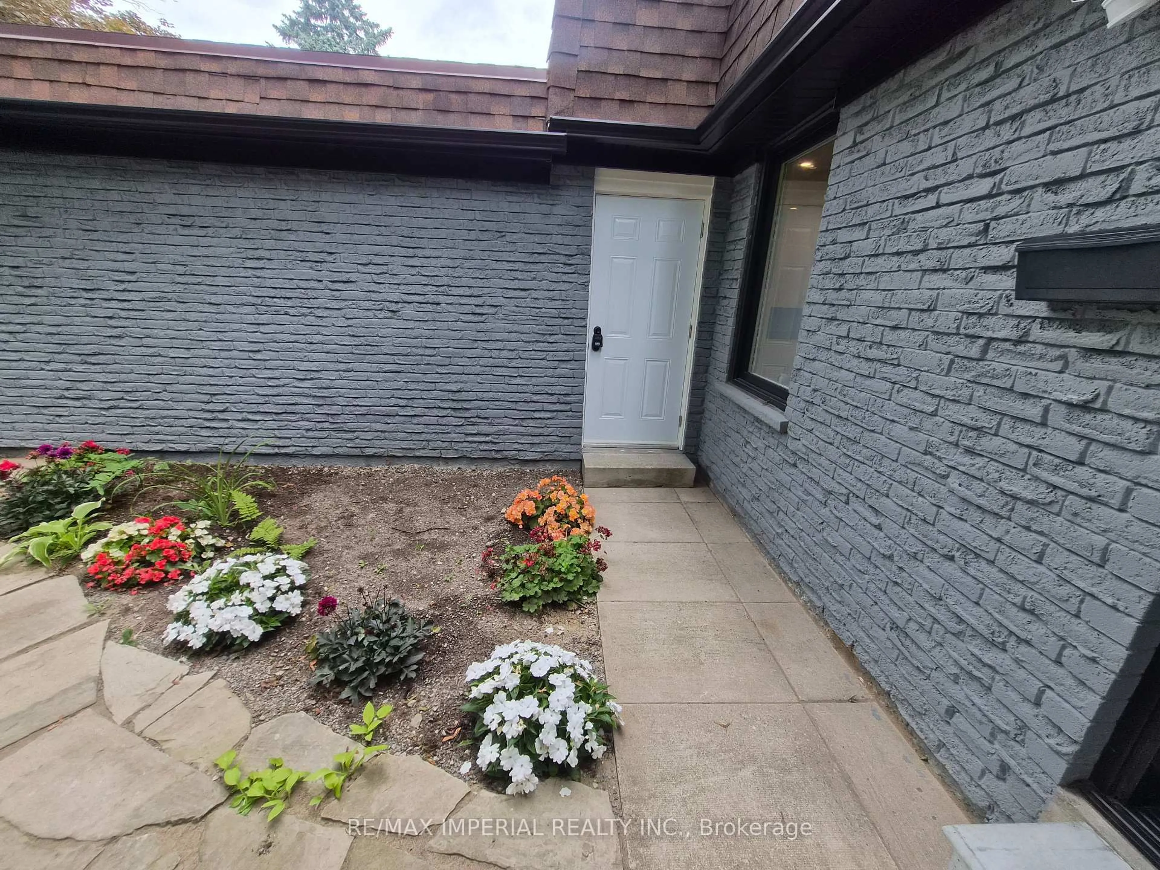Patio, street for 191 Avenue Rd, Richmond Hill Ontario L4C 4Z7