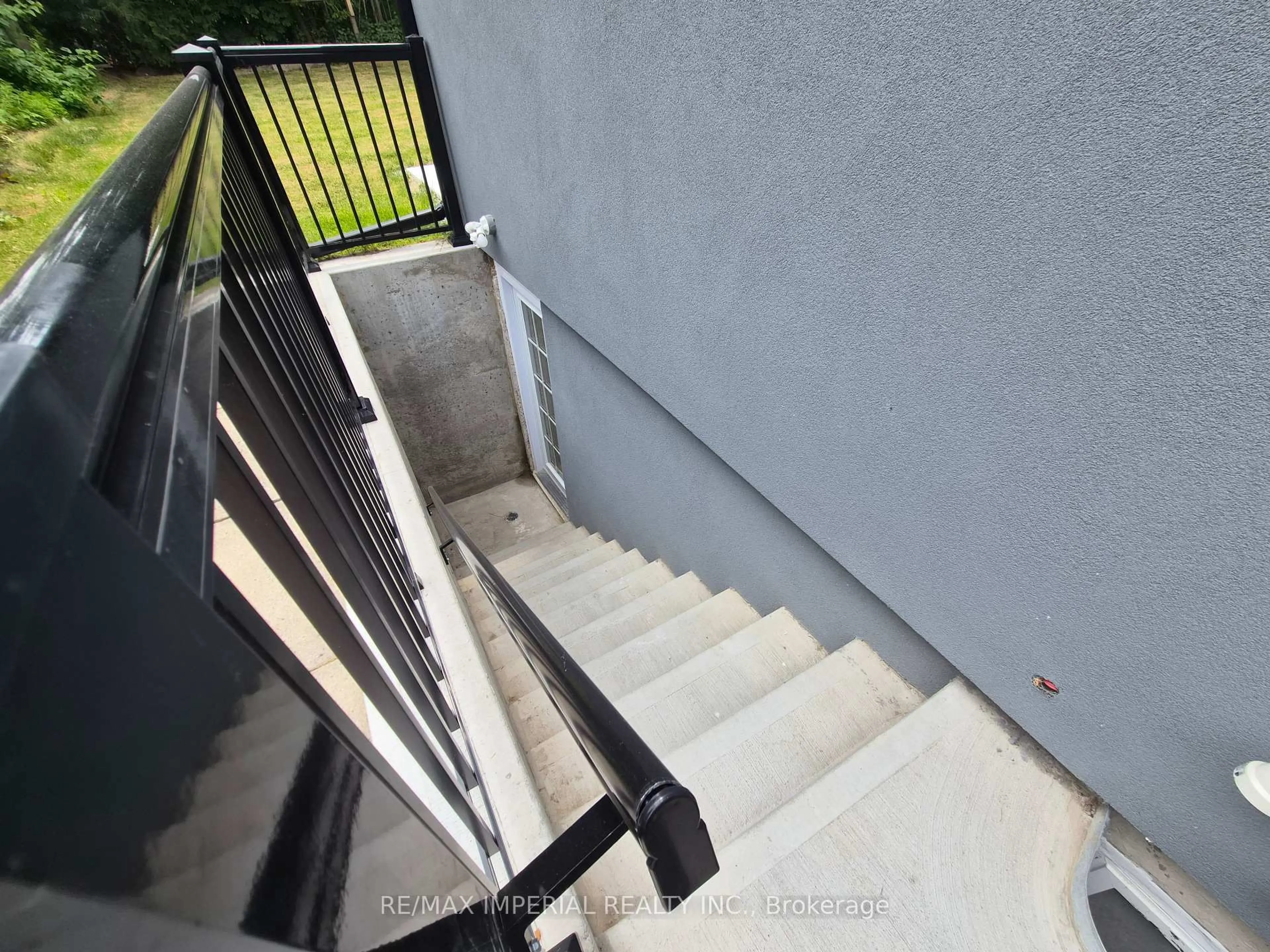 Stairs for 191 Avenue Rd, Richmond Hill Ontario L4C 4Z7