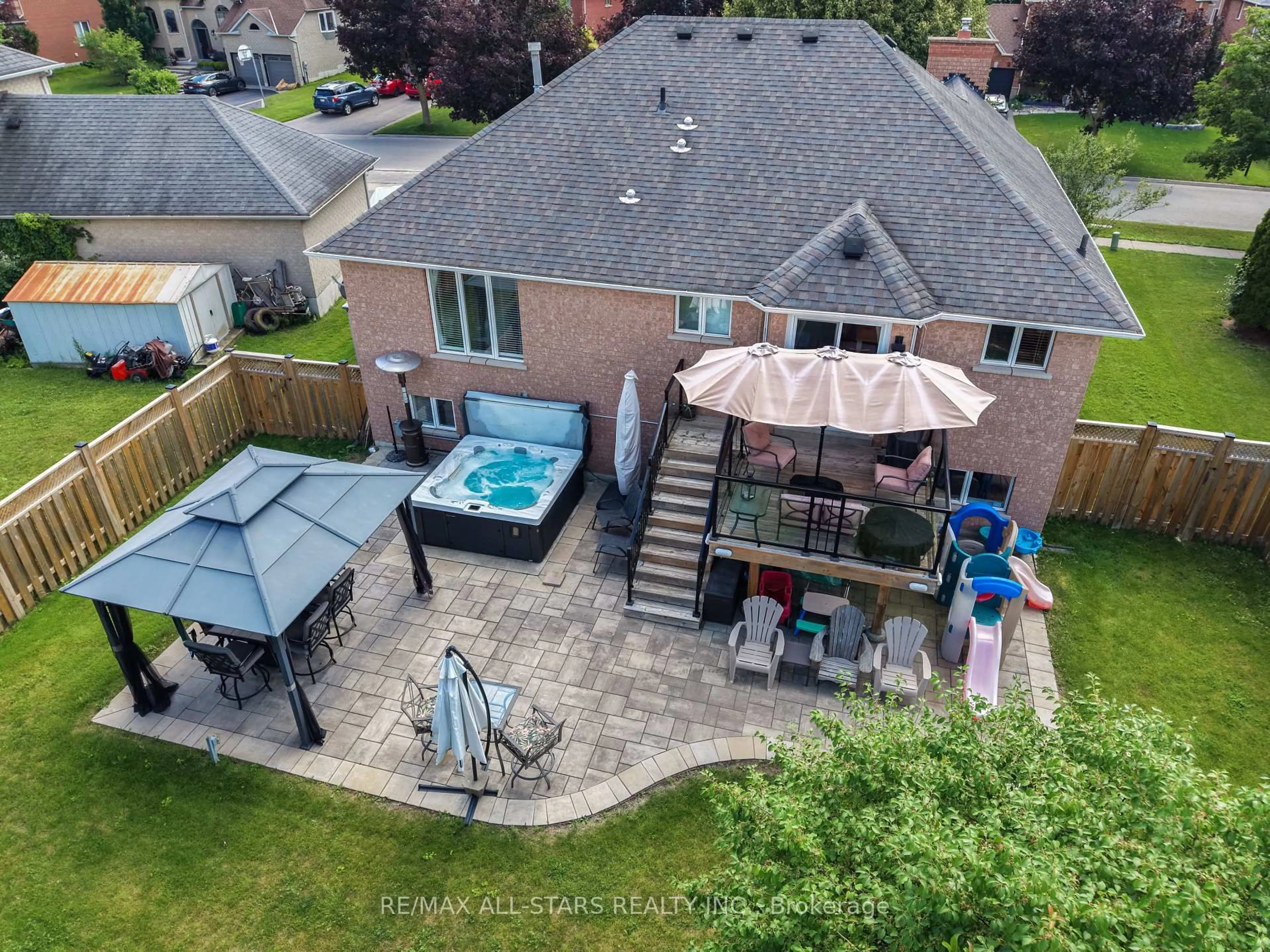 A pic from outside/outdoor area/front of a property/back of a property/a pic from drone, unknown for 29 Fourth Ave, Uxbridge Ontario L9P 1V5