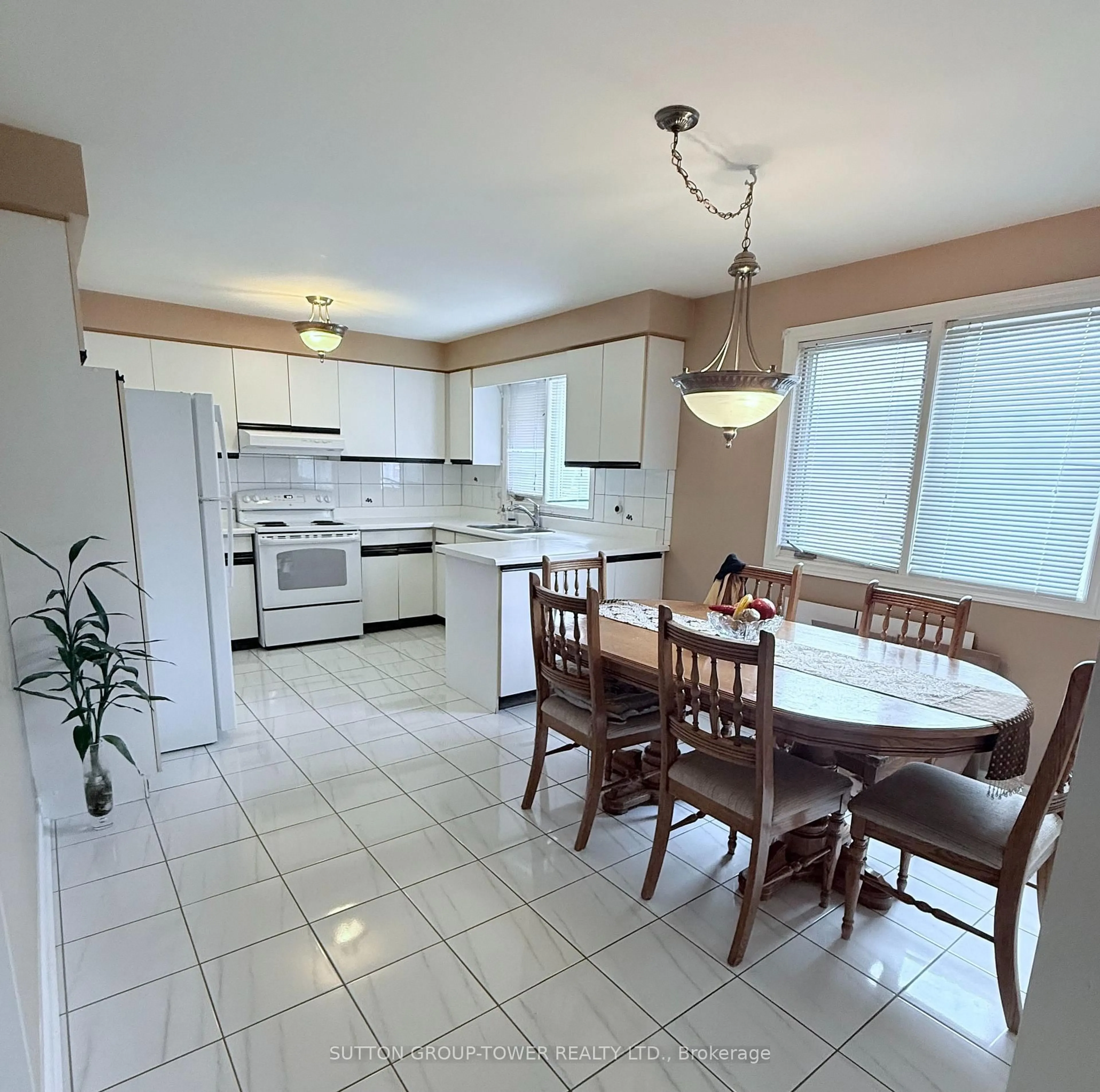 Open concept kitchen, ceramic/tile floor for 83 Blaine Crt, Vaughan Ontario L4L 7T9
