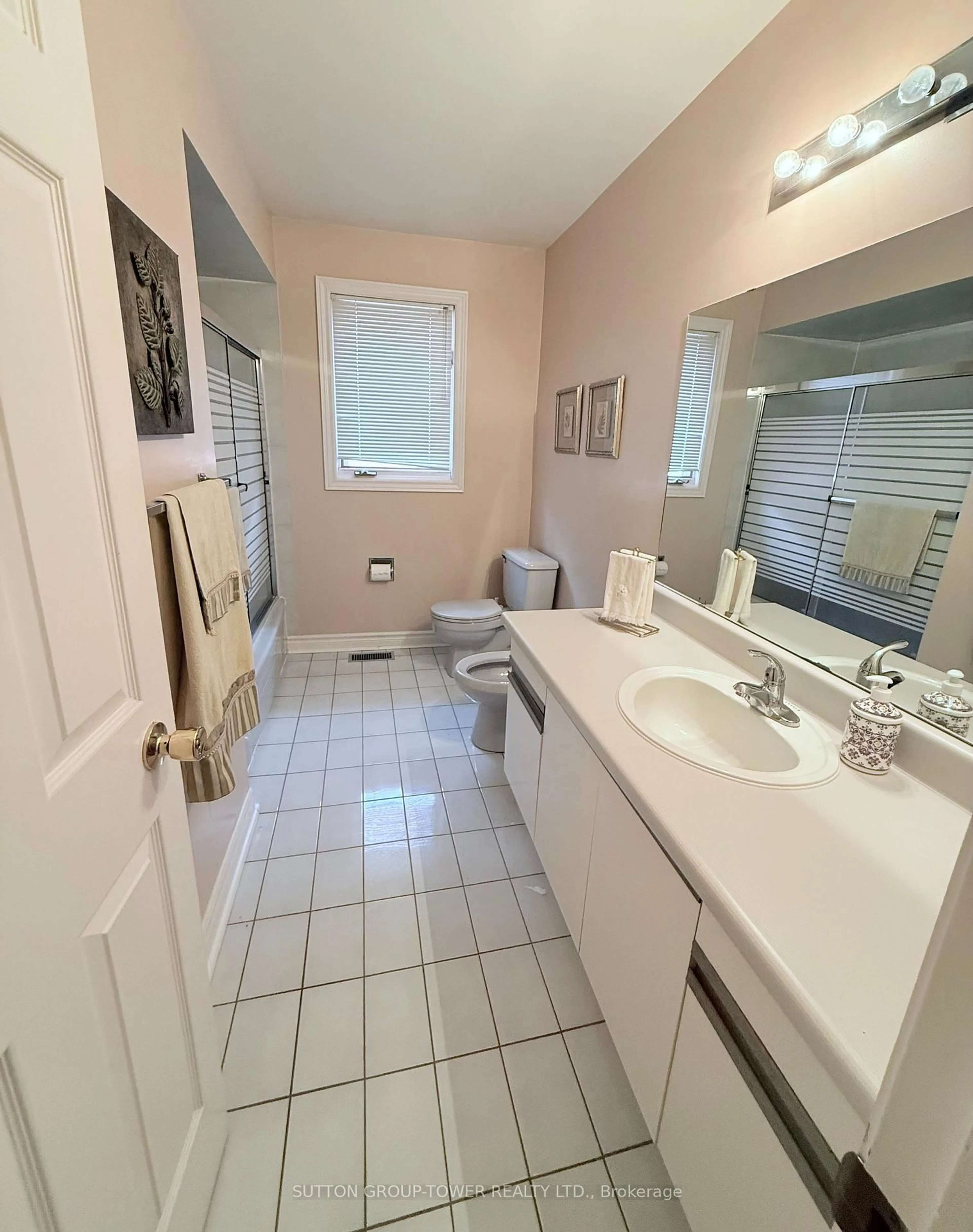 Standard bathroom, ceramic/tile floor for 83 Blaine Crt, Vaughan Ontario L4L 7T9