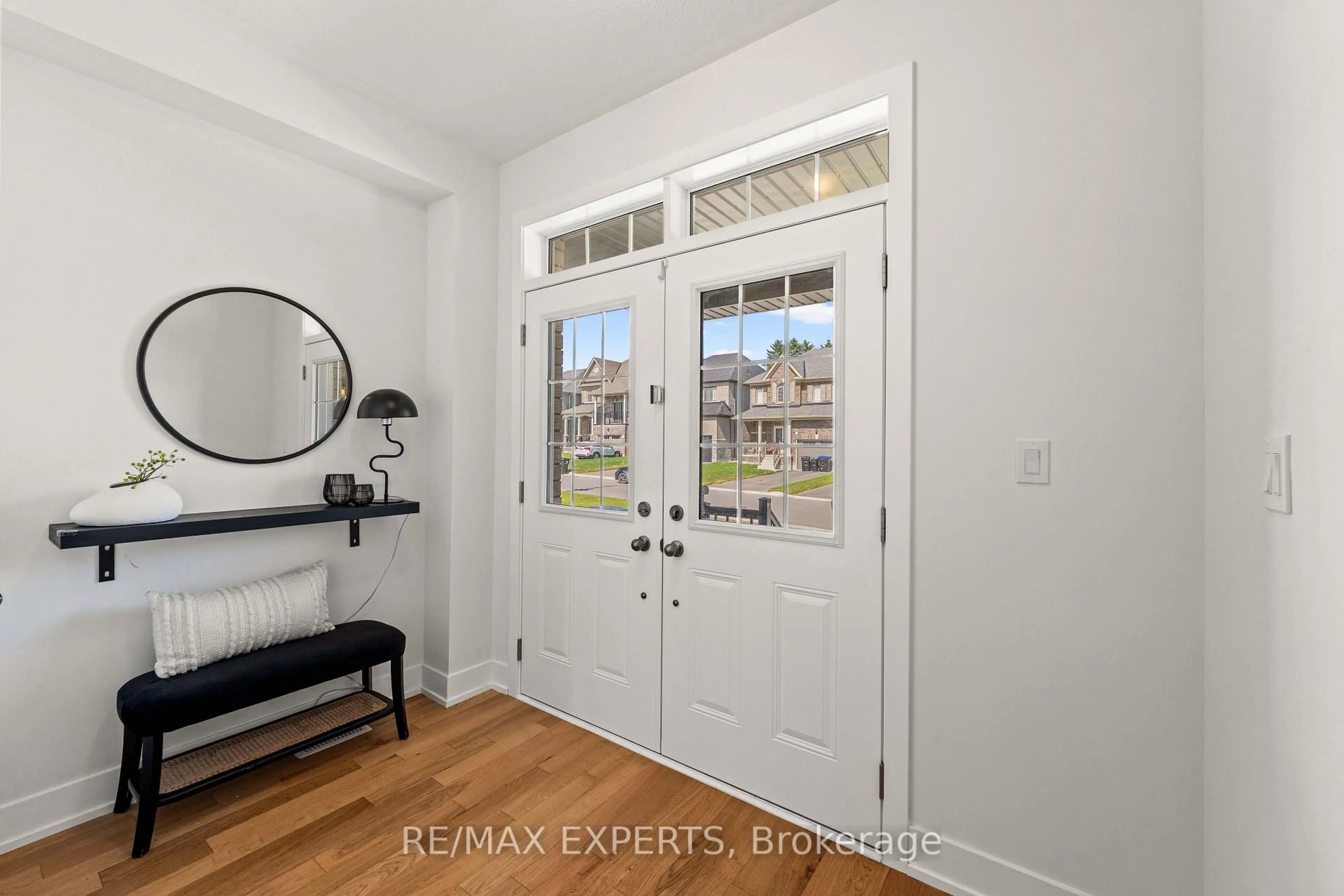 Indoor entryway for 10 Lawrence D. Pridham Ave, New Tecumseth Ontario L9R 1V4