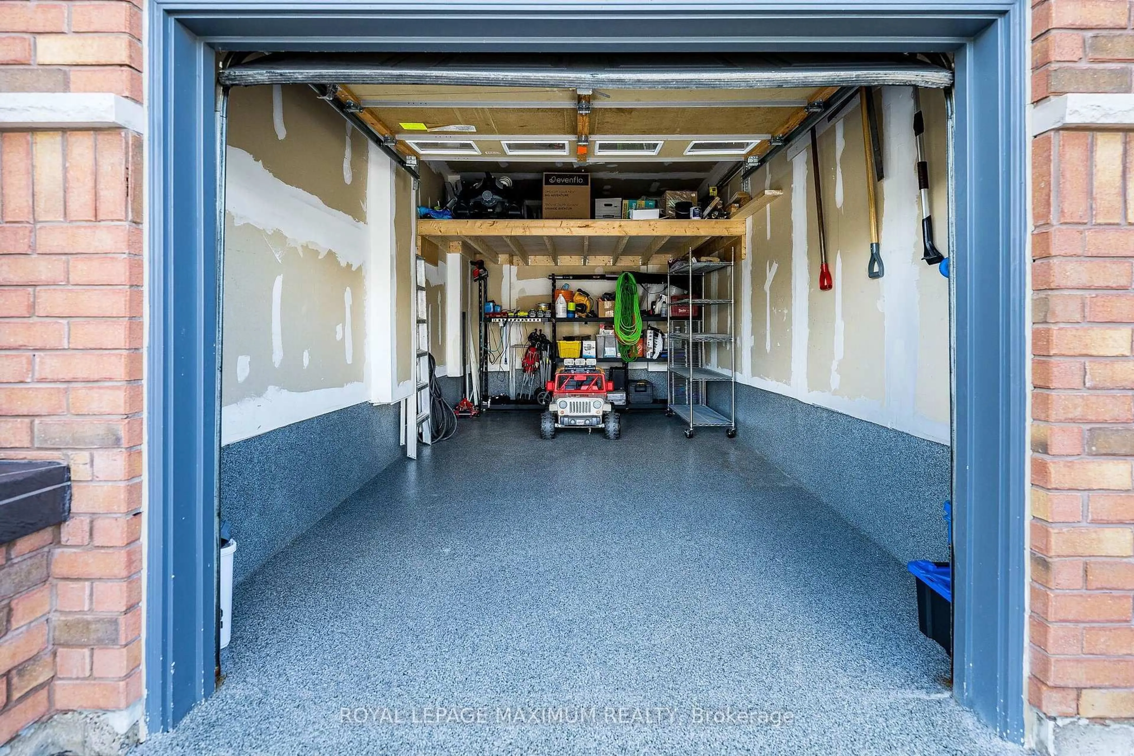 Indoor garage for 913 Miller Park Ave, Bradford West Gwillimbury Ontario L3Z 0L4