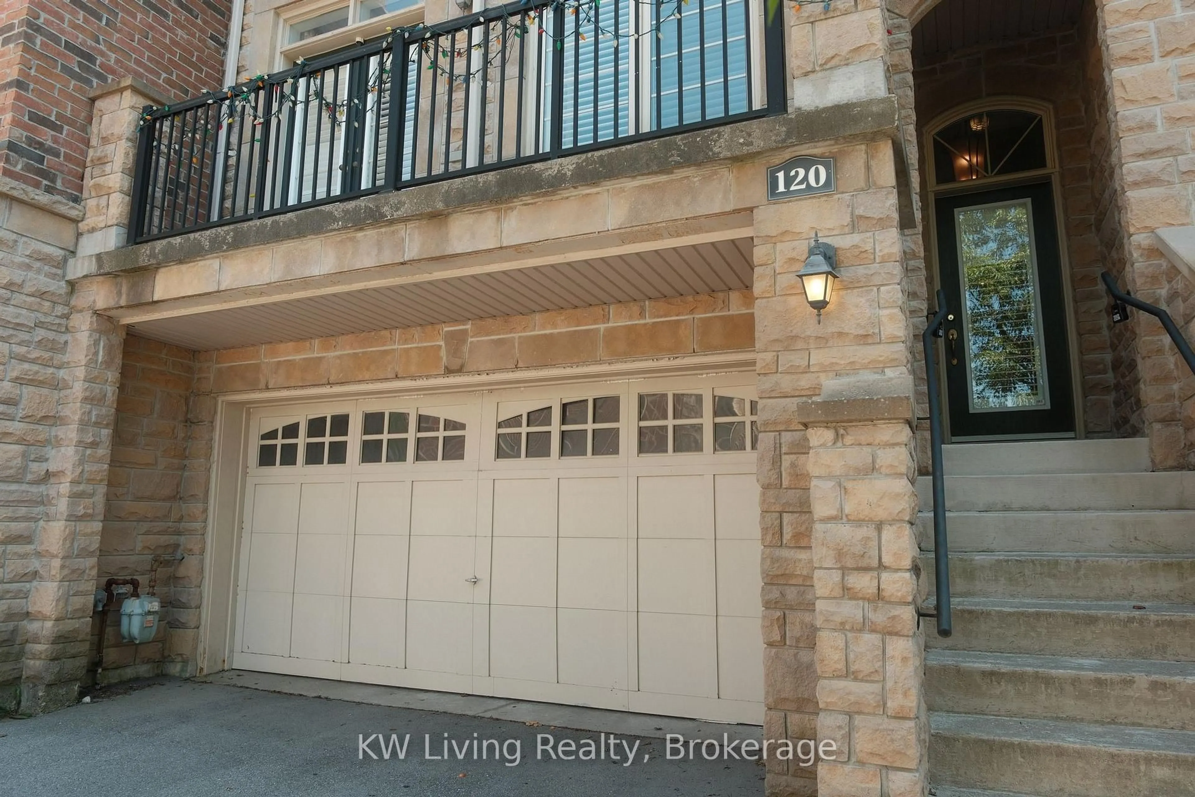 Indoor garage for 120 Chapman Crt, Aurora Ontario L4G 0E2